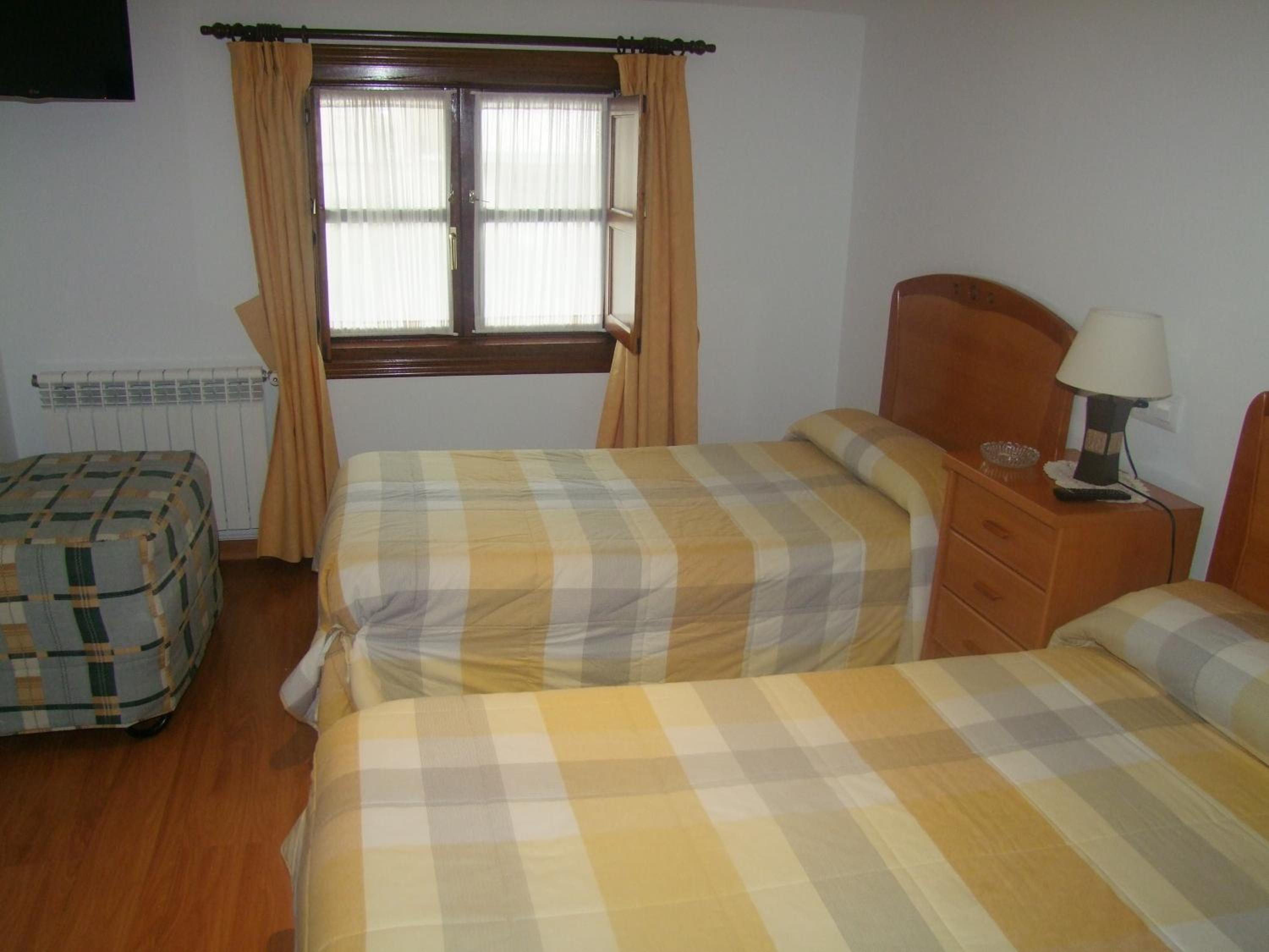 Twin Room with Extra Bed - Photo 3