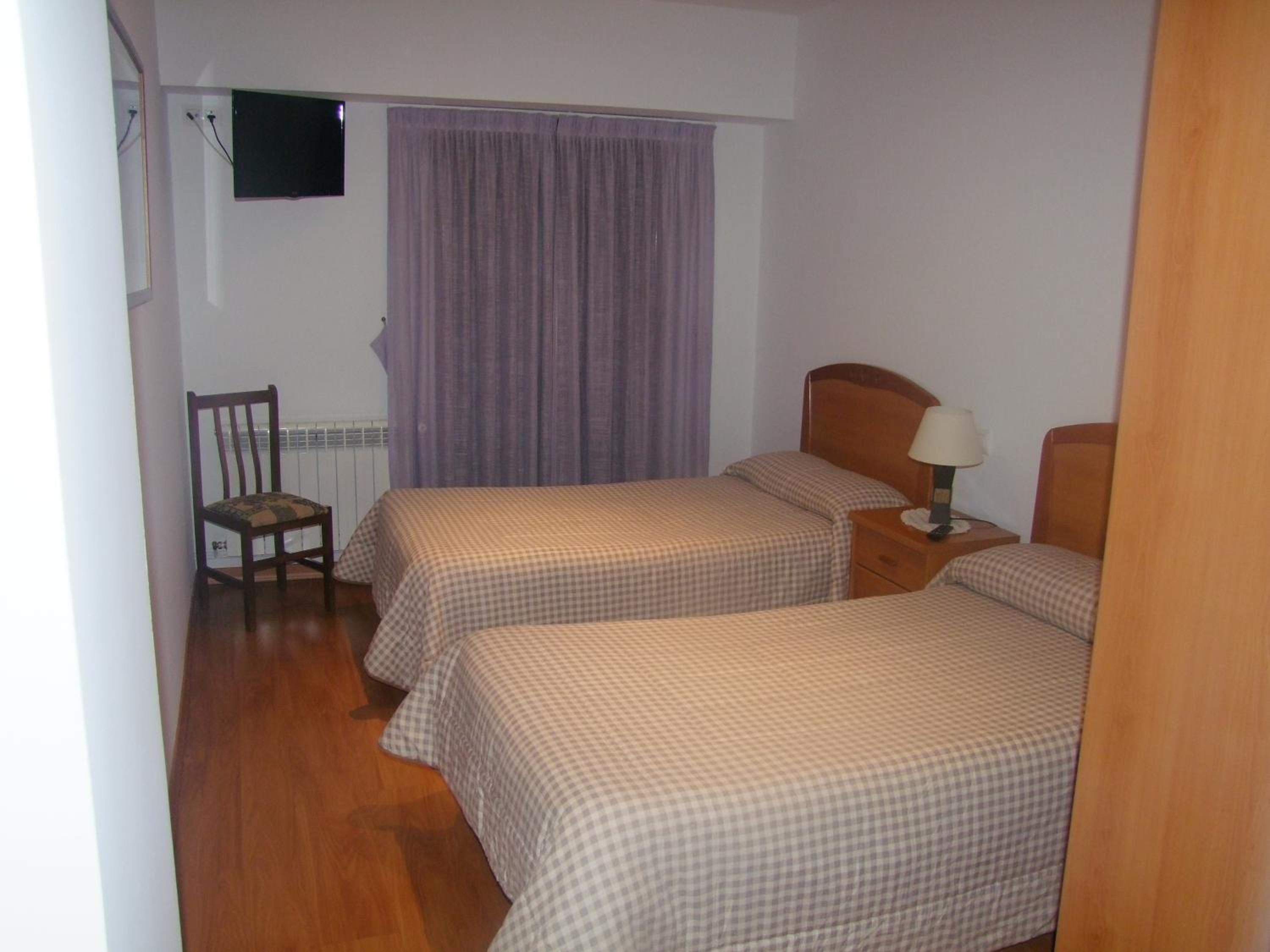 Twin Room - Photo 3