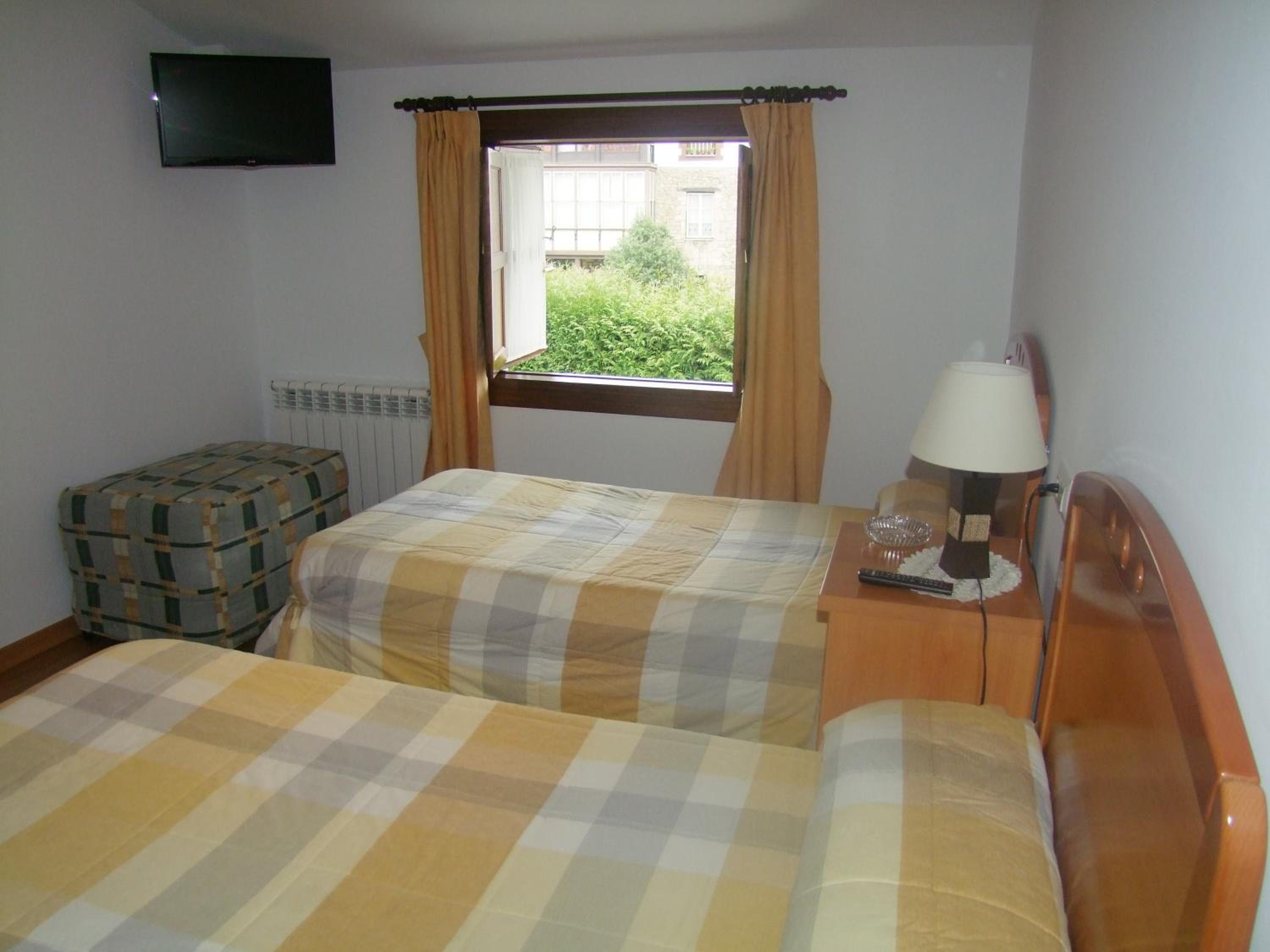 Twin Room with Extra Bed - Photo 4