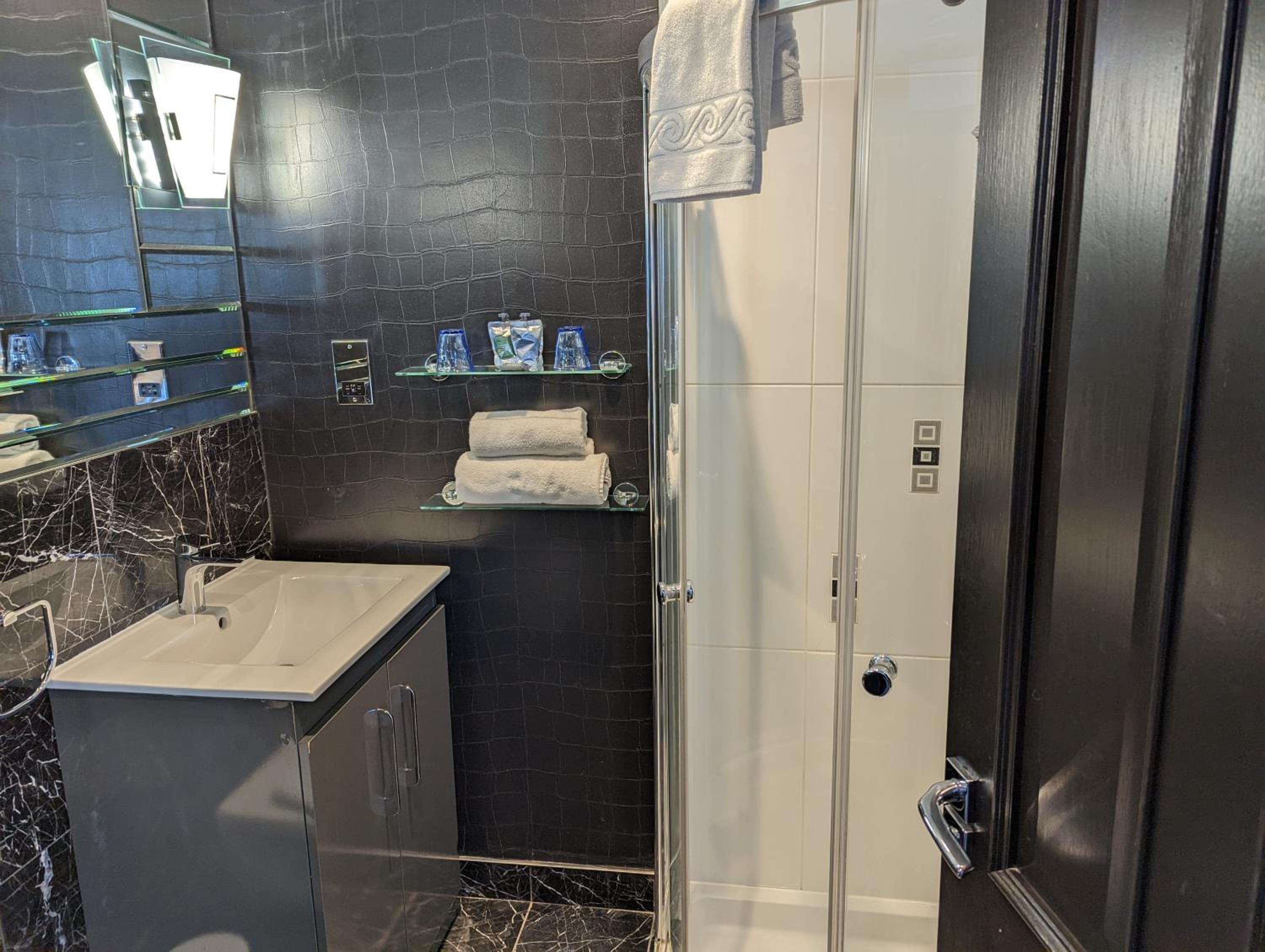 Superior Double Room with Ocean View & Balcony - Photo 14