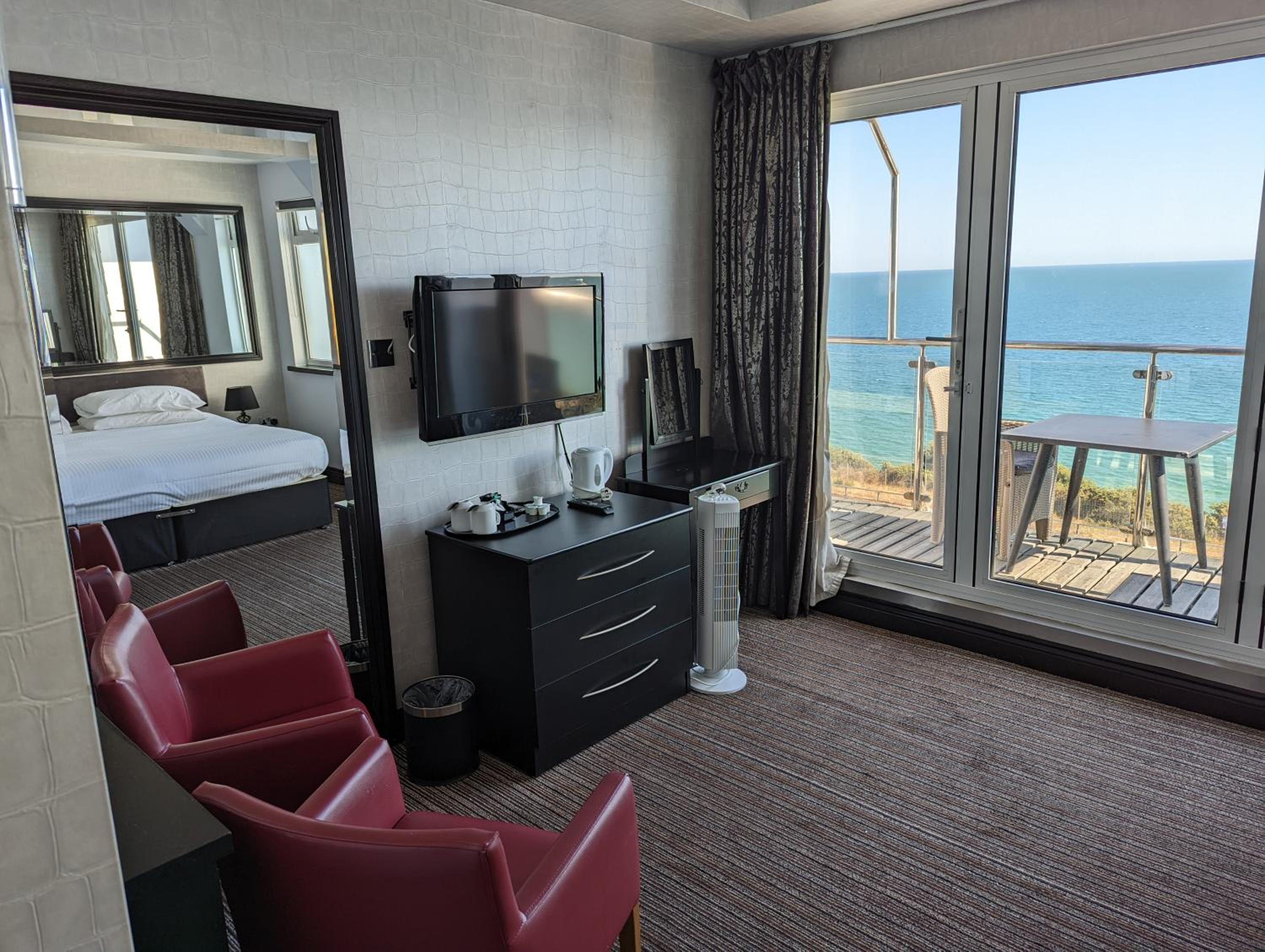 Superior Double Room with Ocean View & Balcony - Photo 4