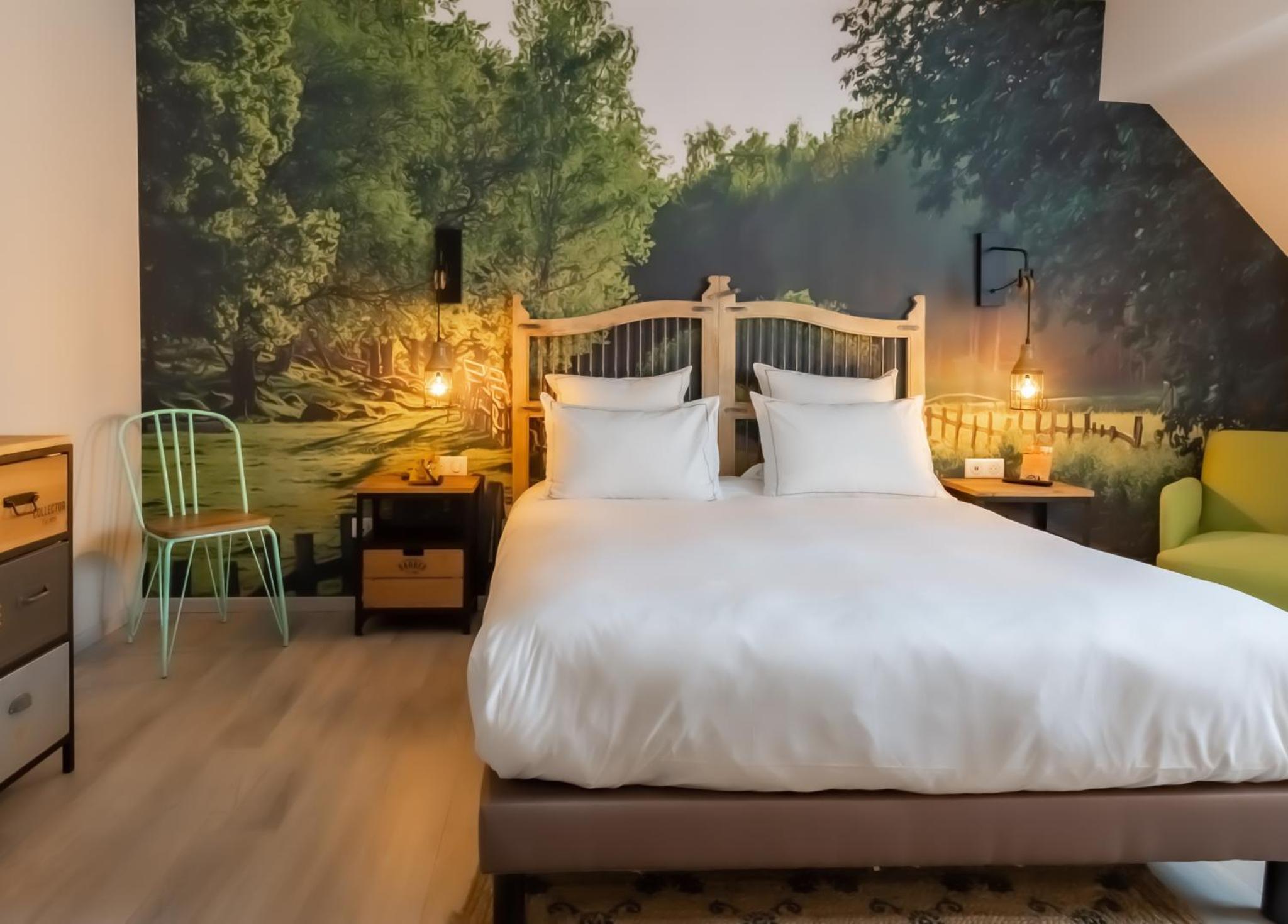 Quadruple Room with 1 Double Bad and 2 Single Beds