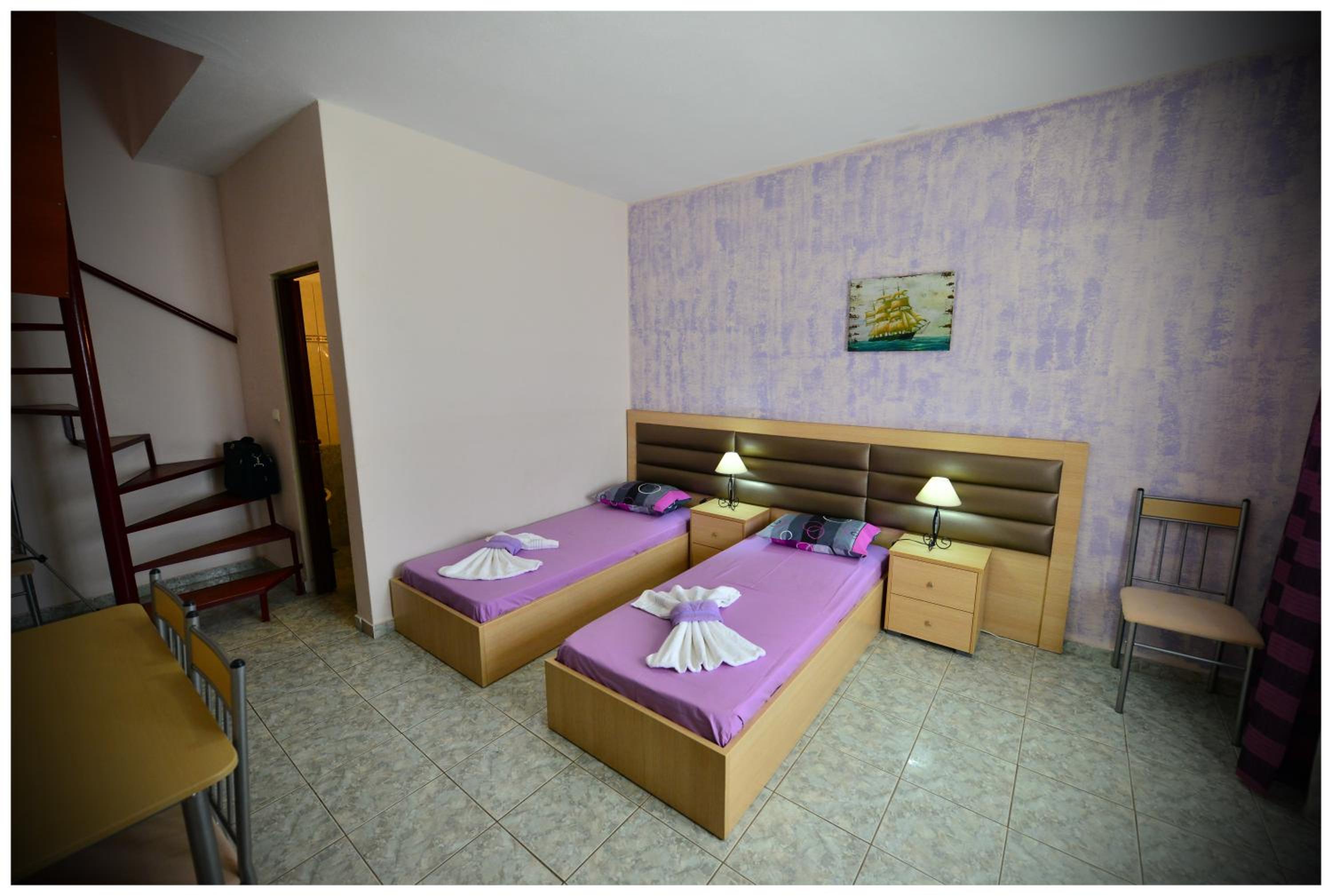 Family Apartment Split Level (6 Adults)