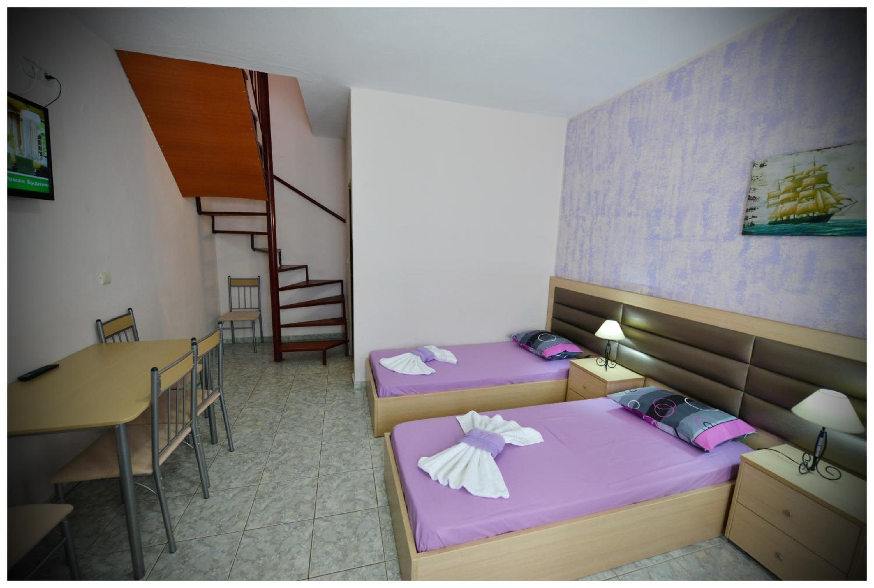 Family Apartment Split Level (4 Adults)