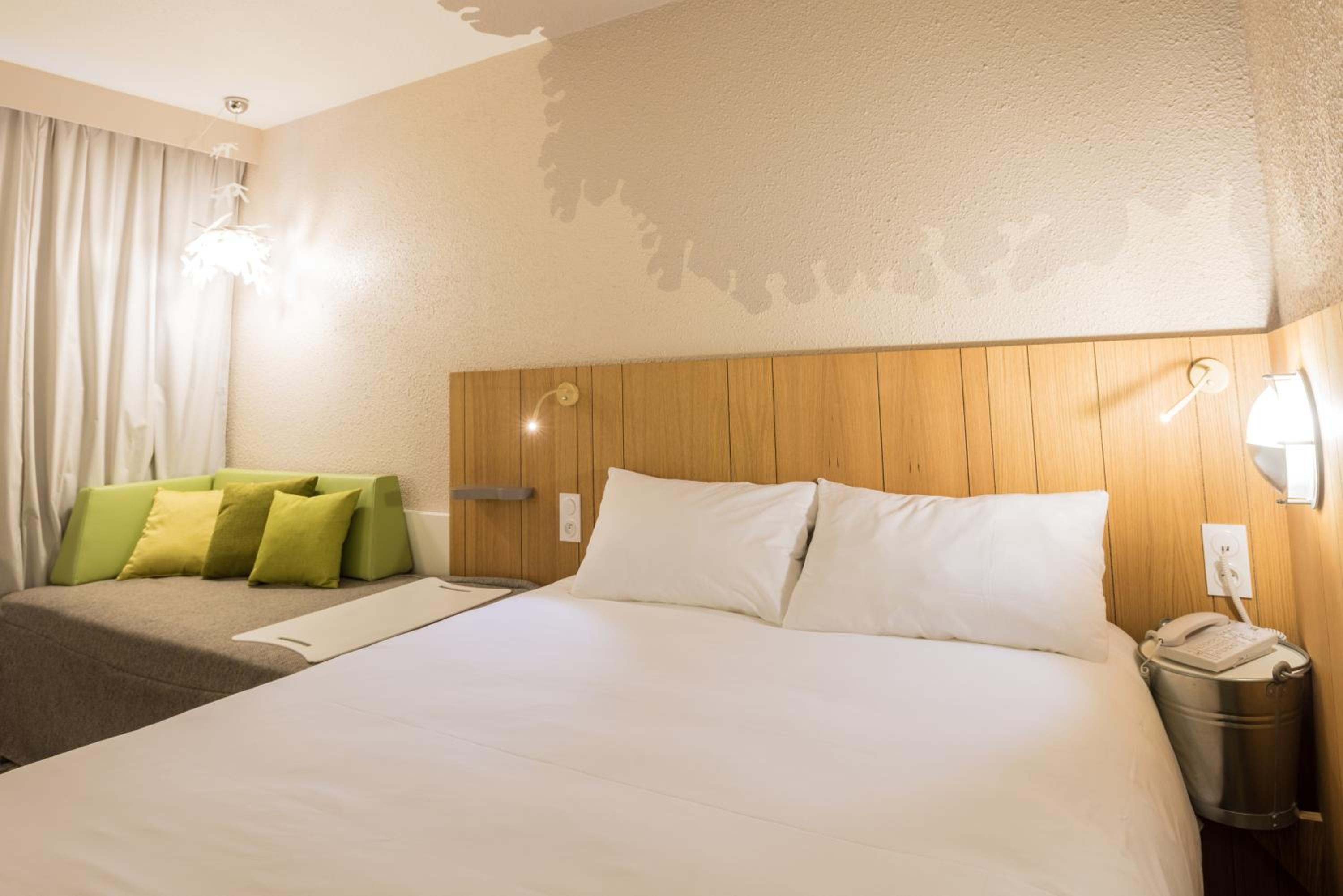 Standard Room with 1 Double Bed and 2 Single Beds