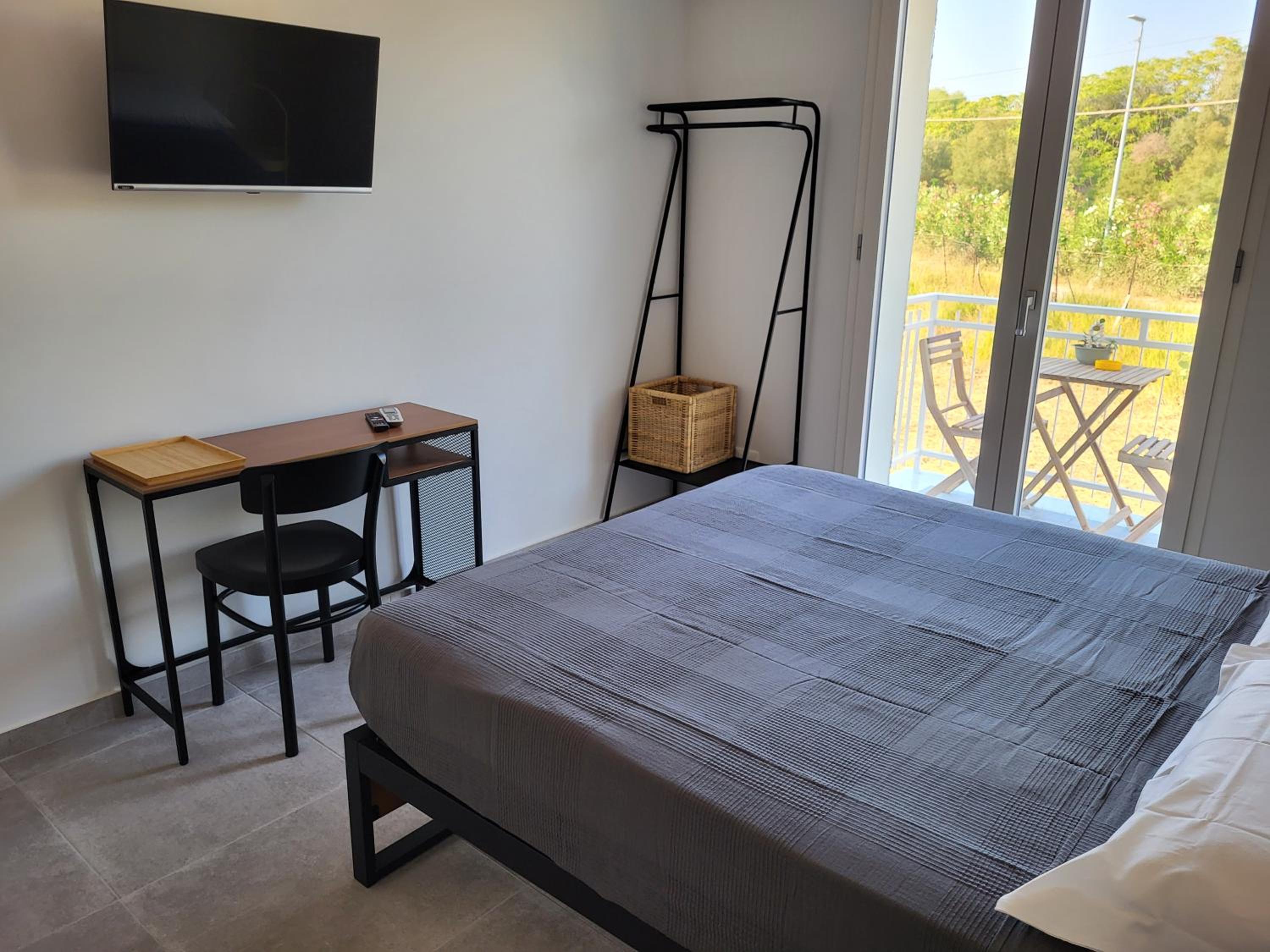 Double Room with Balcony - Photo 13