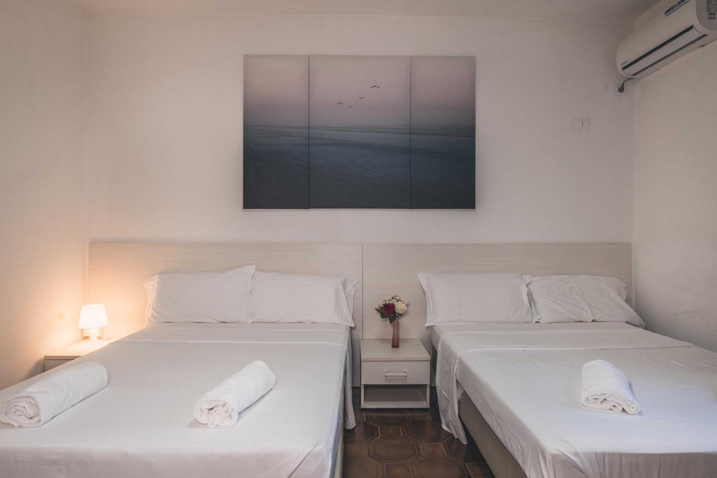 Double or Twin Room with Private Bathroom - Photo 22