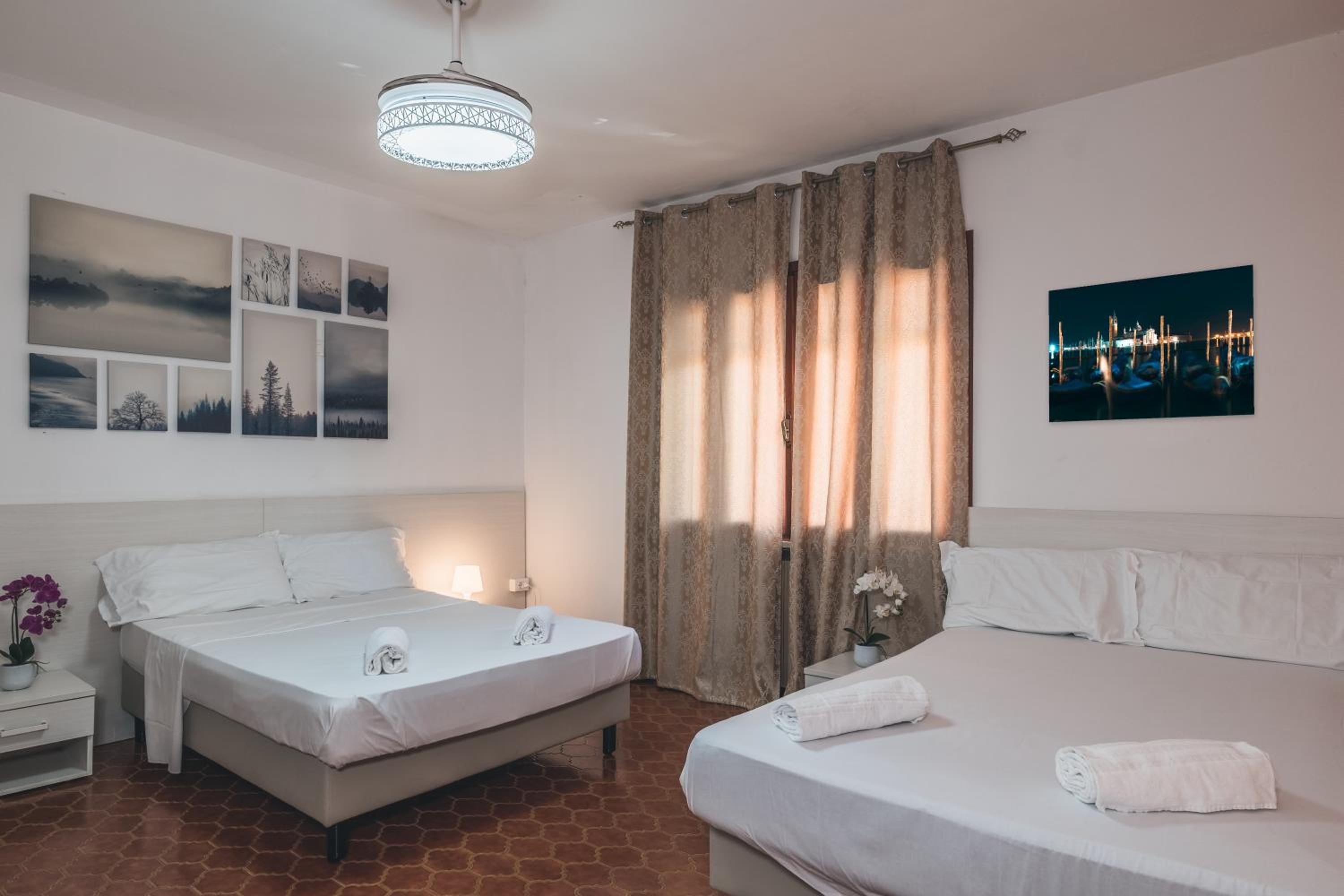 Double or Twin Room with Private Bathroom - Photo 2
