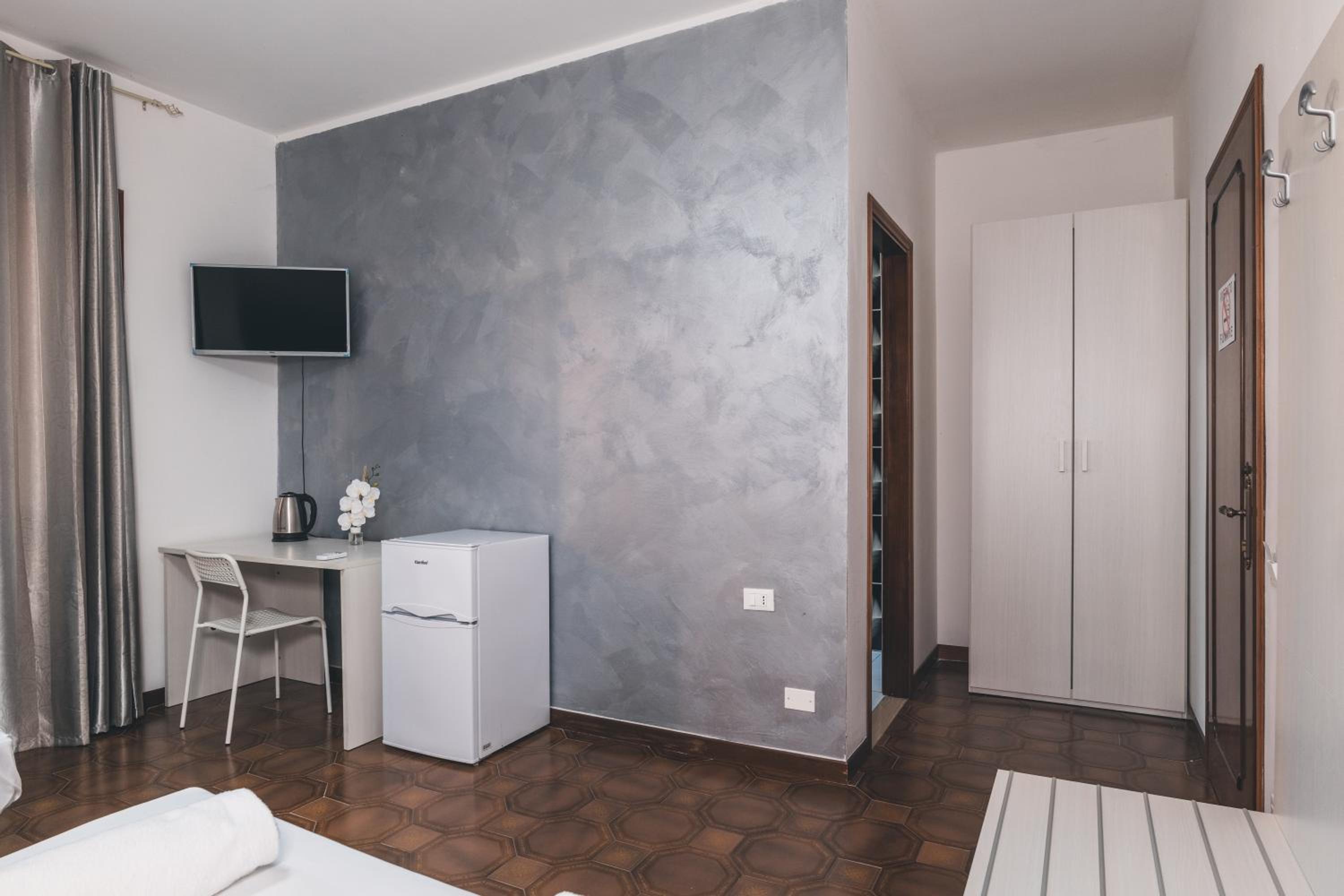 Double or Twin Room with Private Bathroom - Photo 4