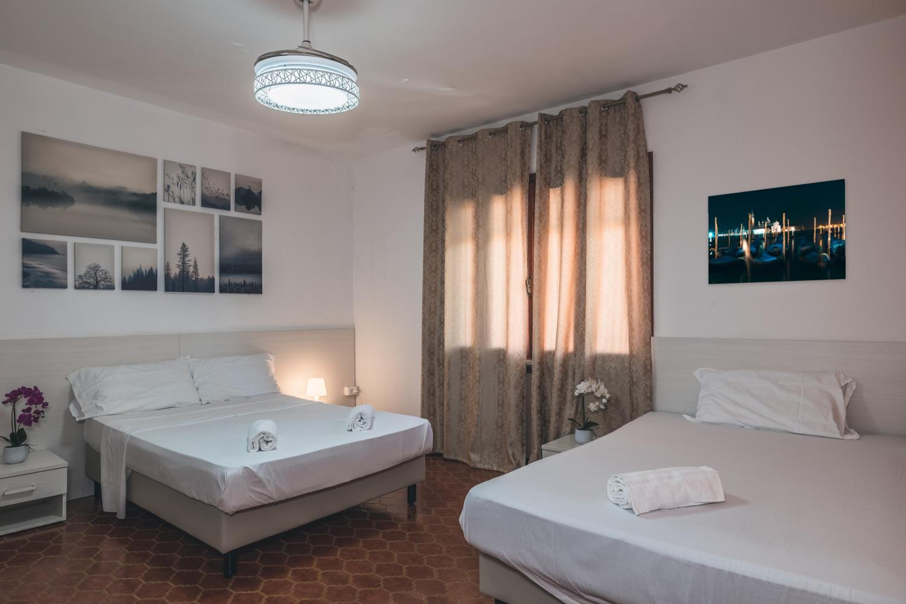 Double or Twin Room with Private Bathroom - Photo 3