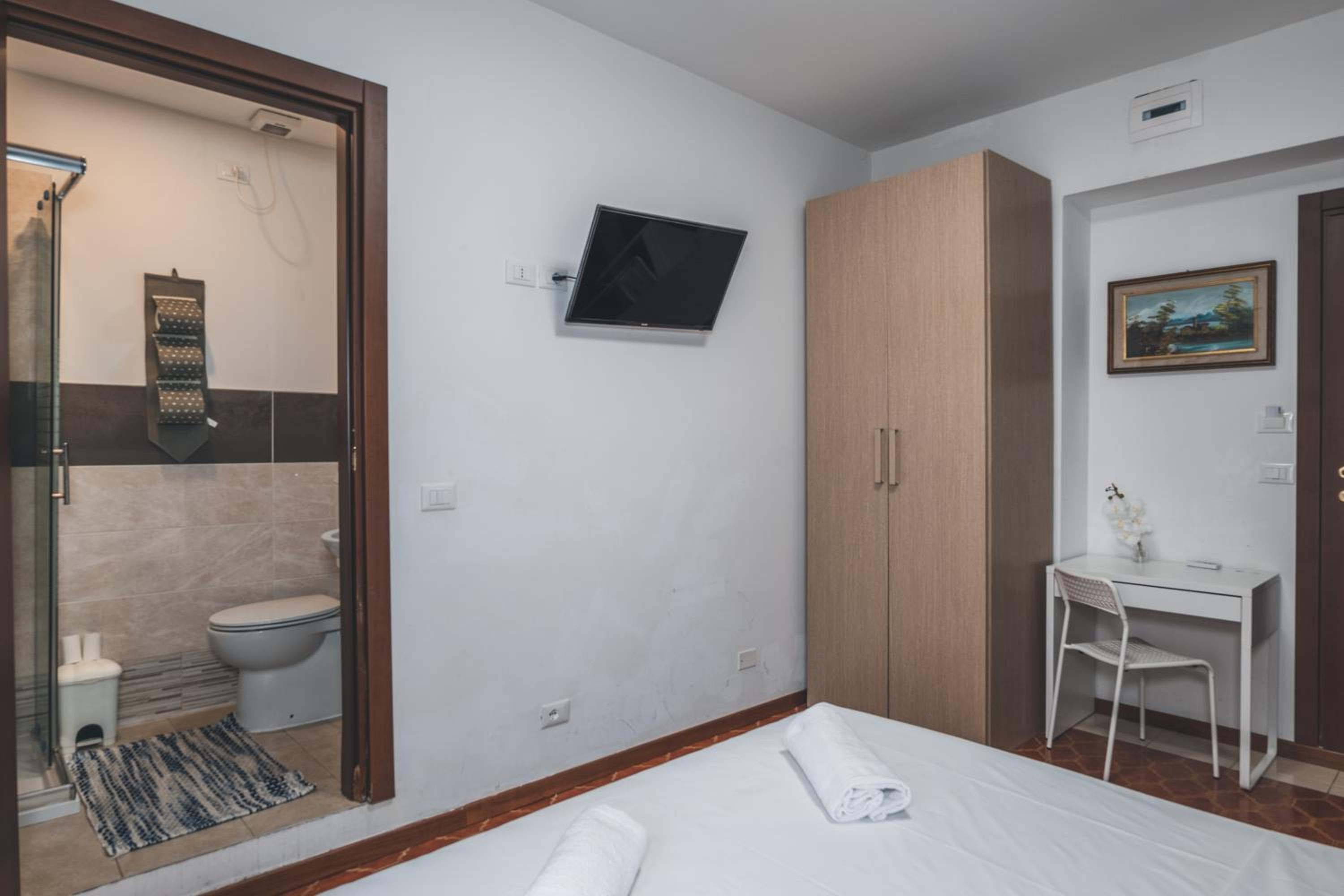 Double Room with Private Bathroom - Photo 11