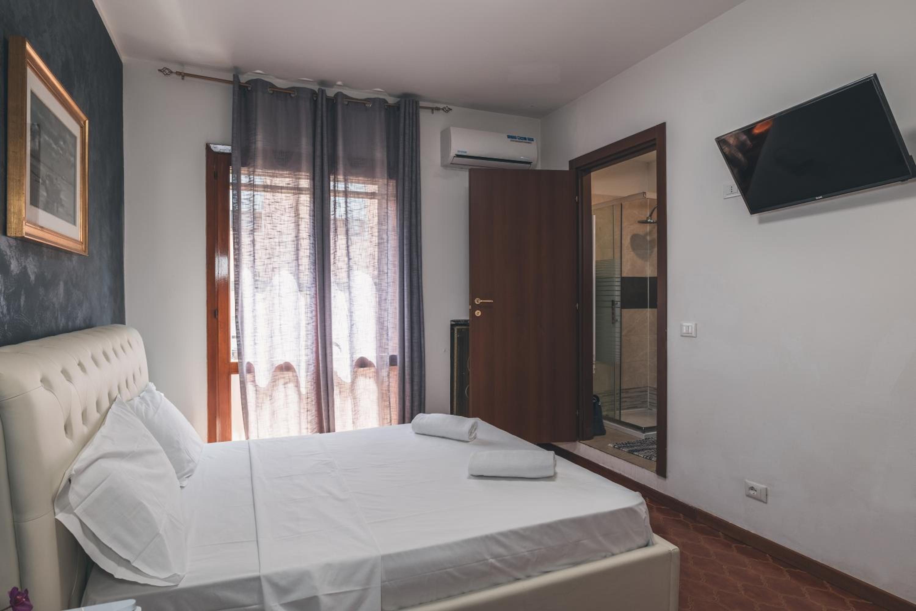 Double Room with Private Bathroom - Photo 9