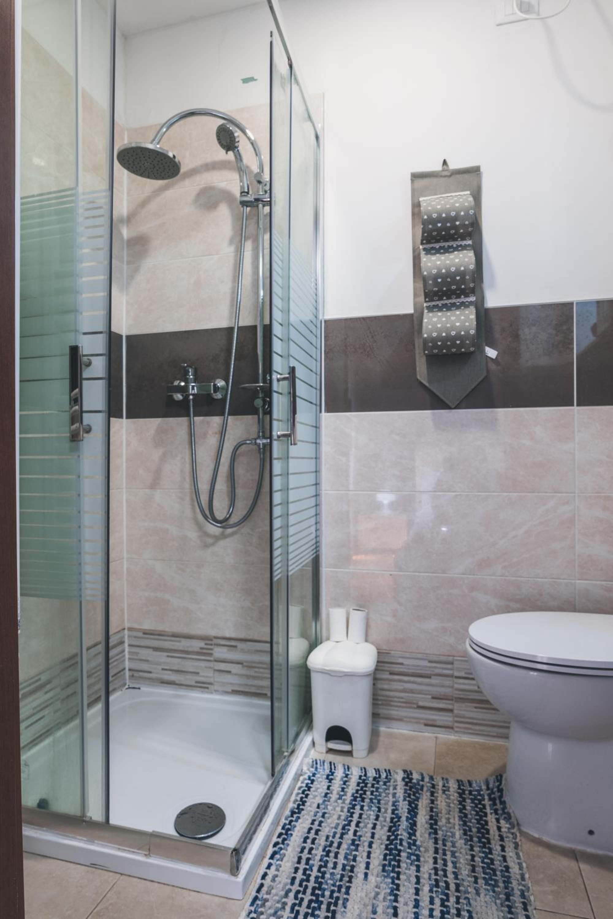 Double Room with Private Bathroom - Photo 6