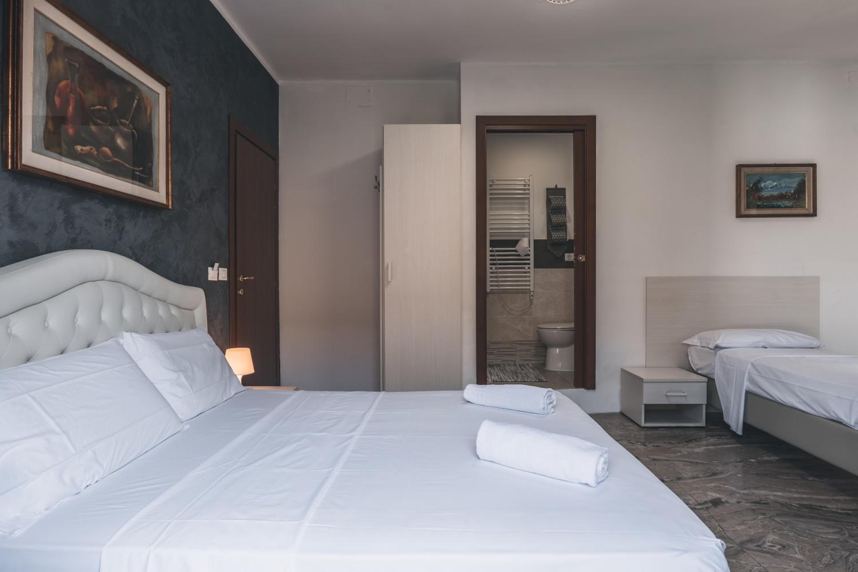 Triple Room with Private Bathroom - Photo 5