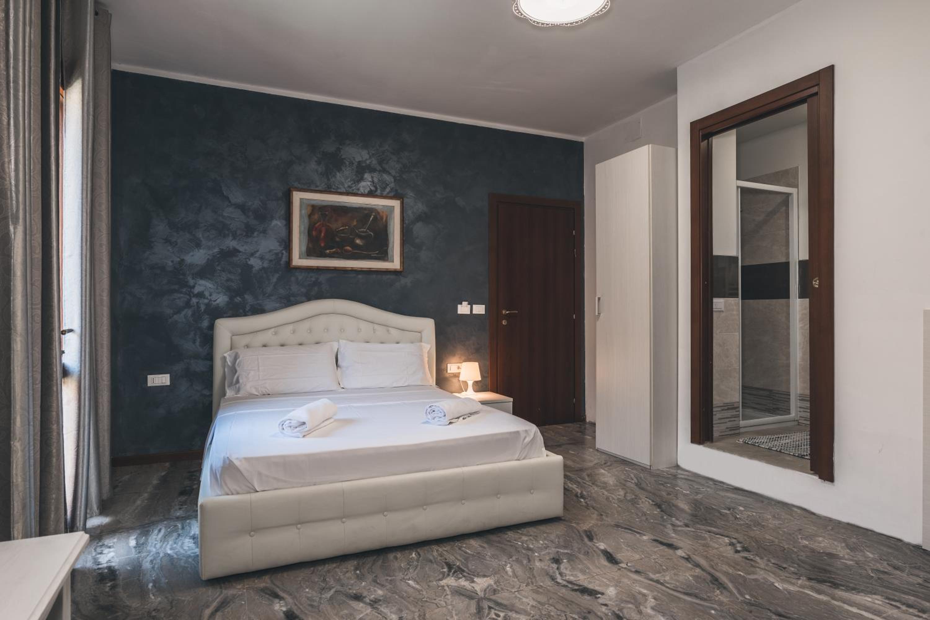 Triple Room with Private Bathroom - Photo 18