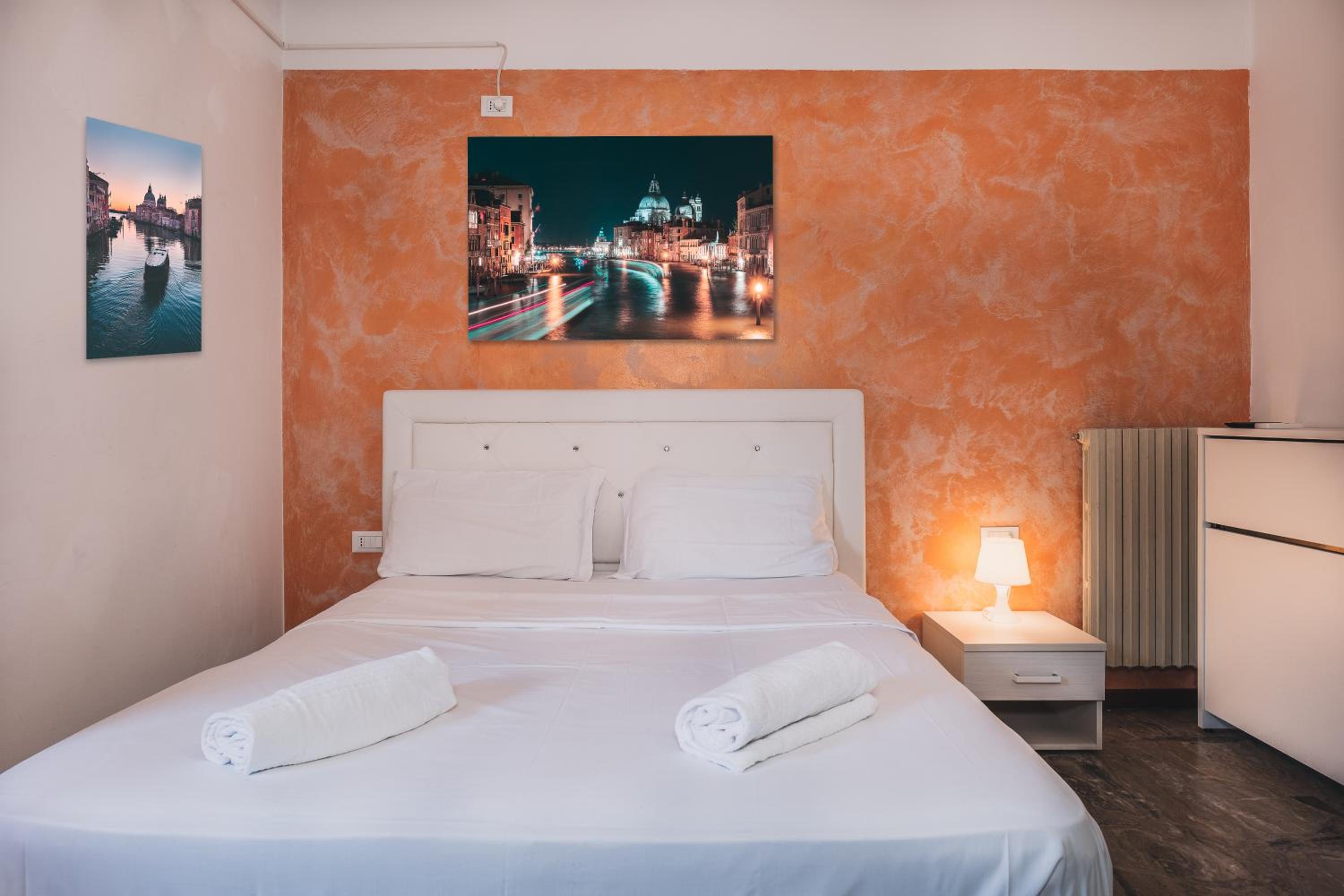 Double Room with Private External Bathroom - Photo 6