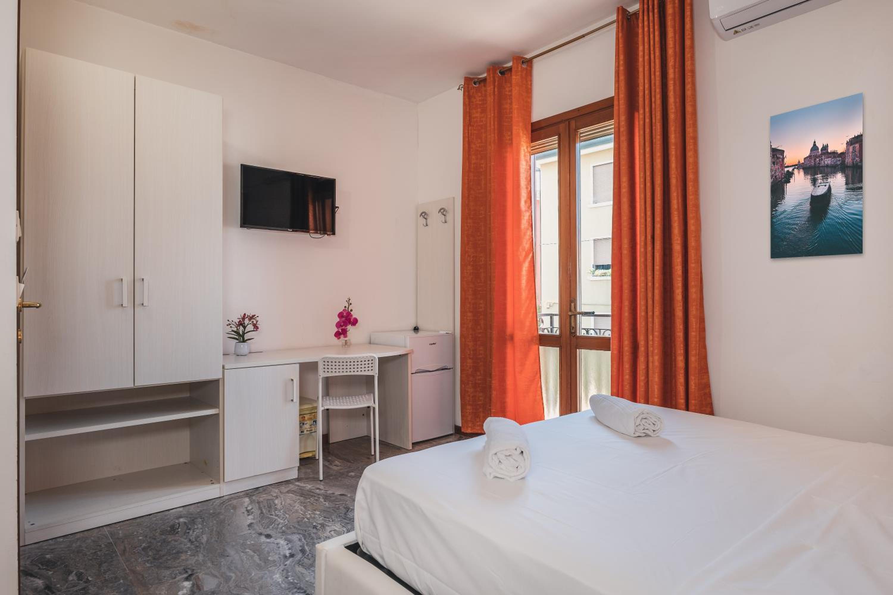 Double Room with Private External Bathroom - Photo 8