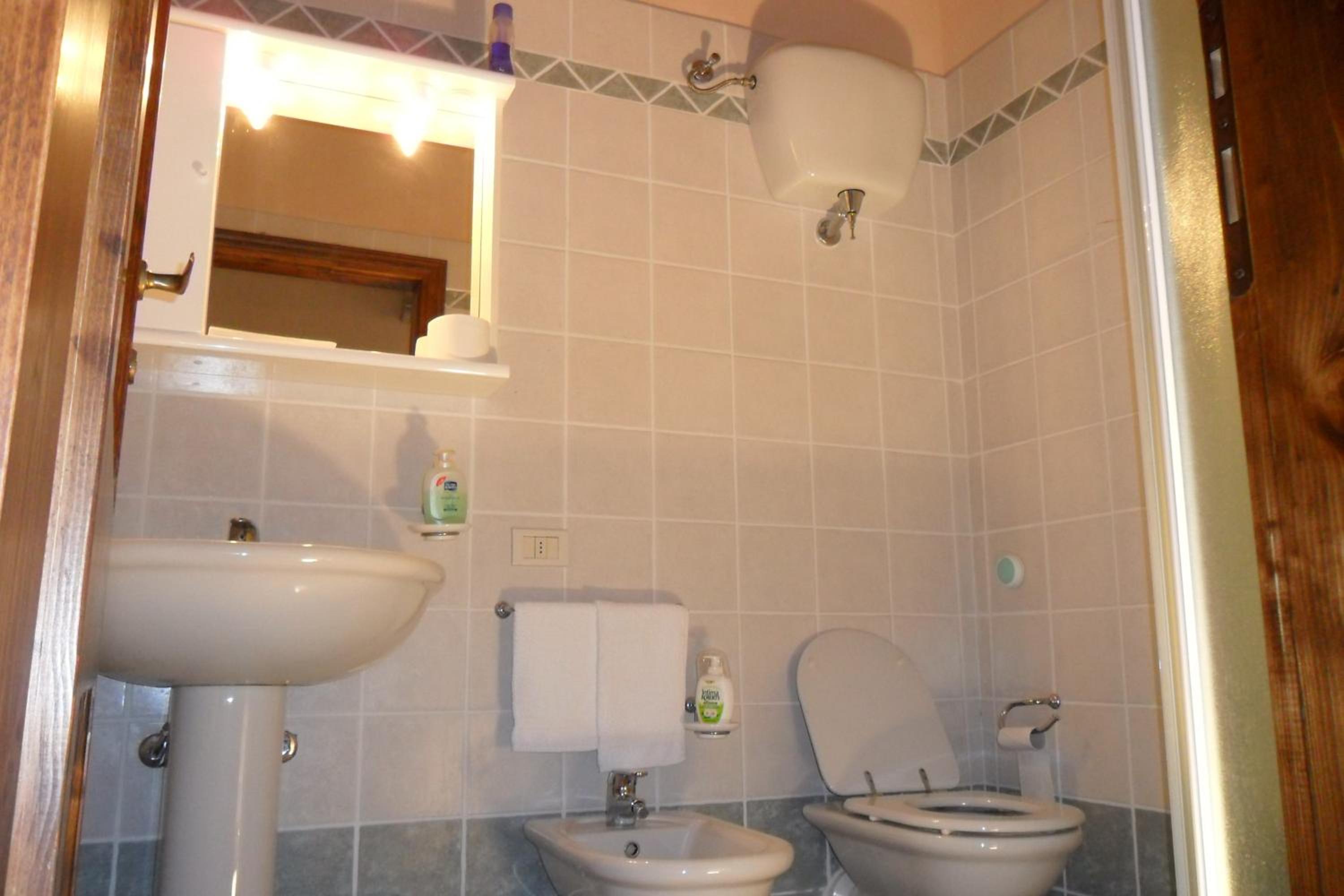 Twin Room - Photo 3