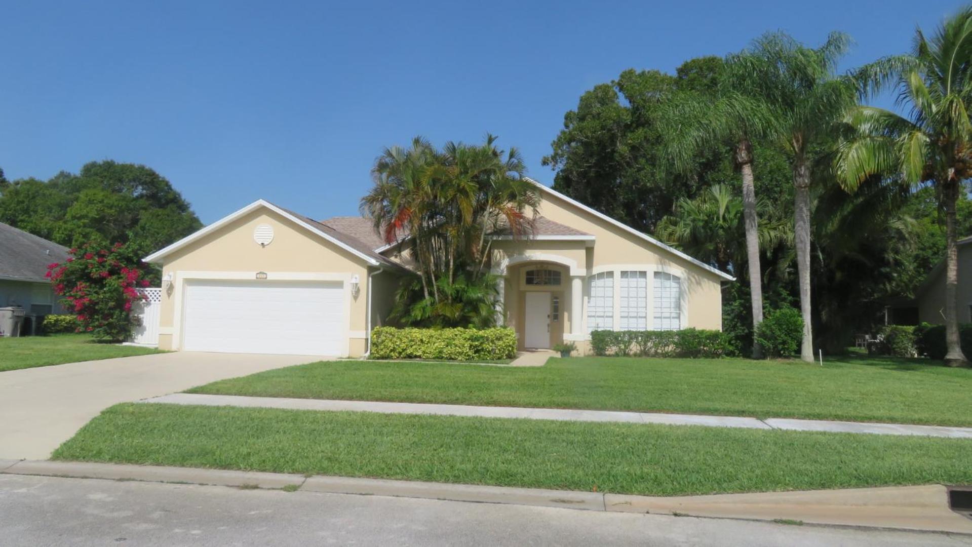Three-Bedroom House photo 2
