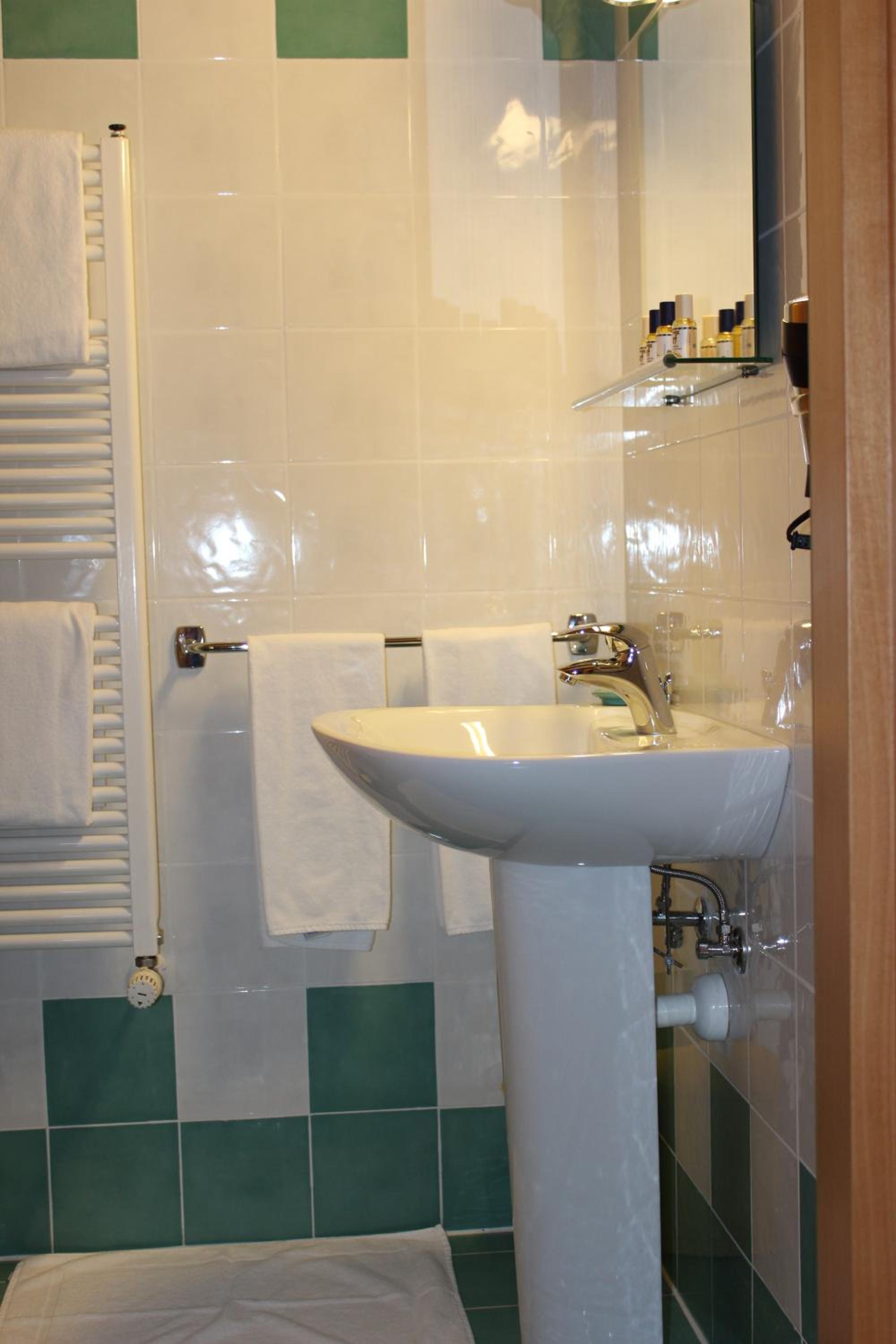 Double or Twin Room with Balcony - Photo 7
