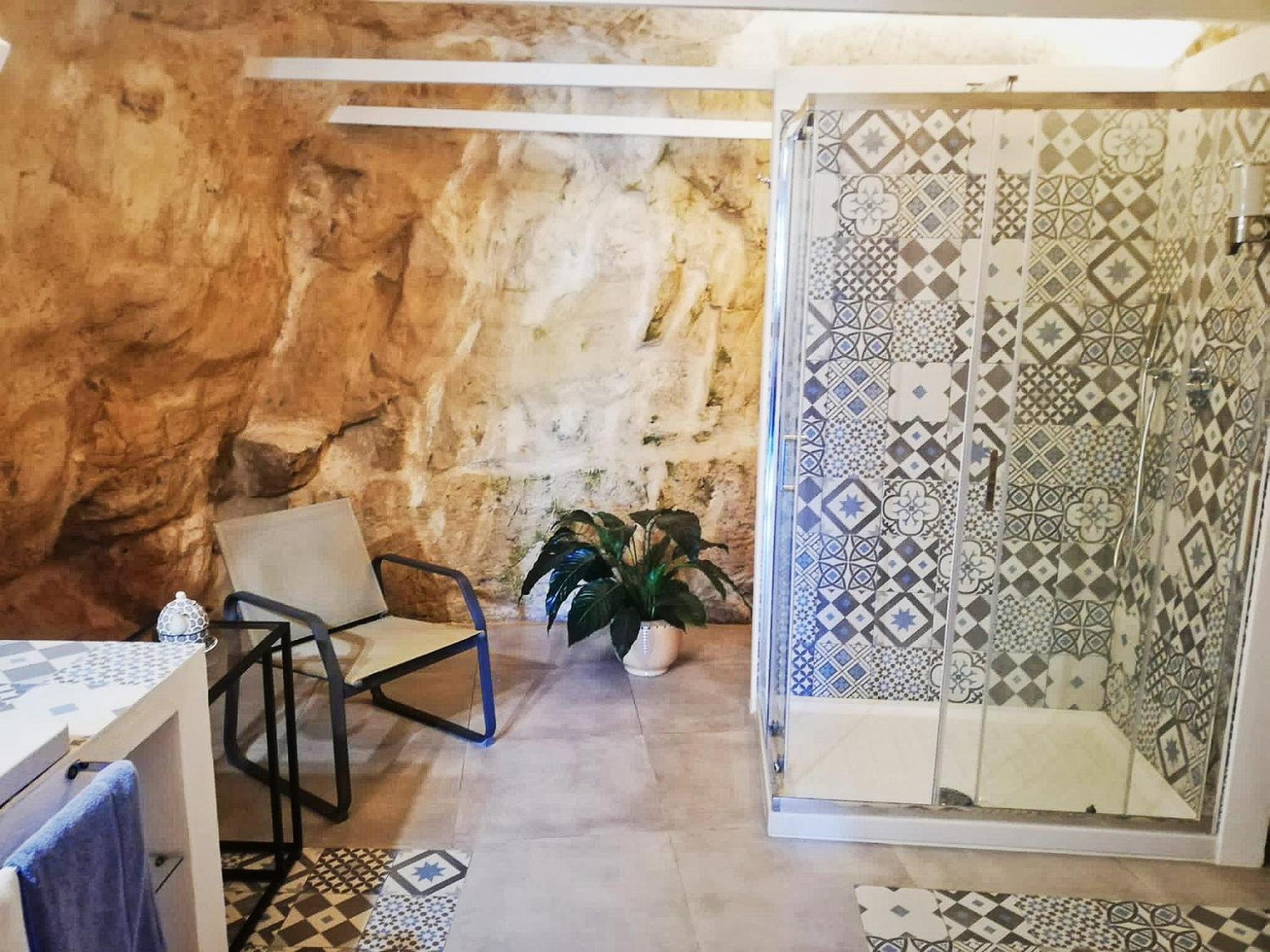 Double Room with Private Bathroom - Photo 22