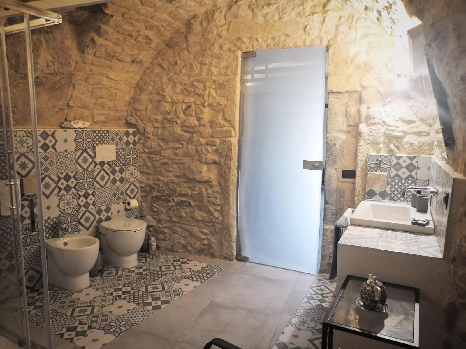 Double Room with Private Bathroom - Photo 8