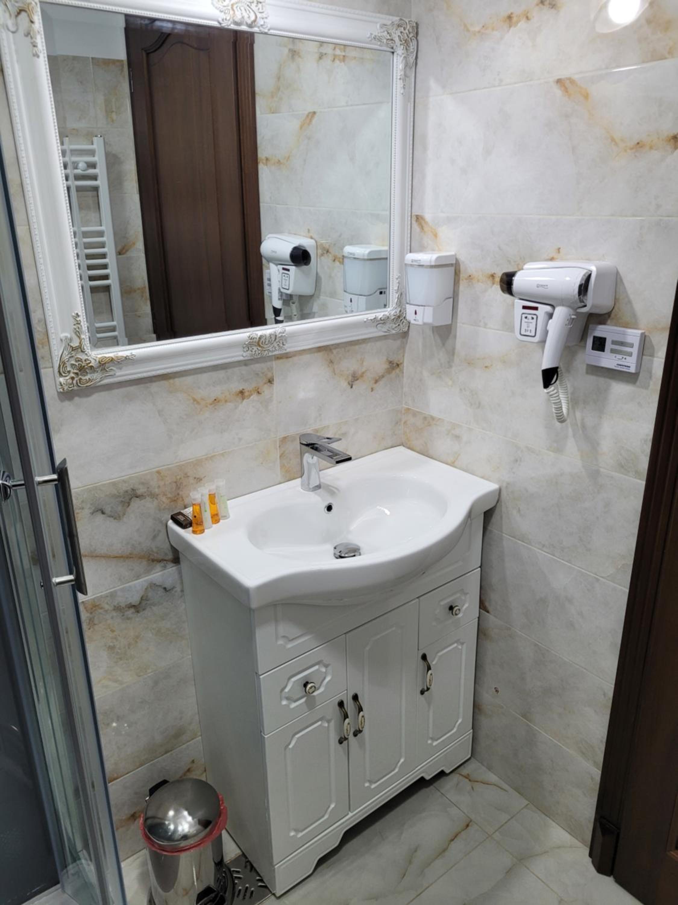 Deluxe Double Room with Balcony - Photo 17
