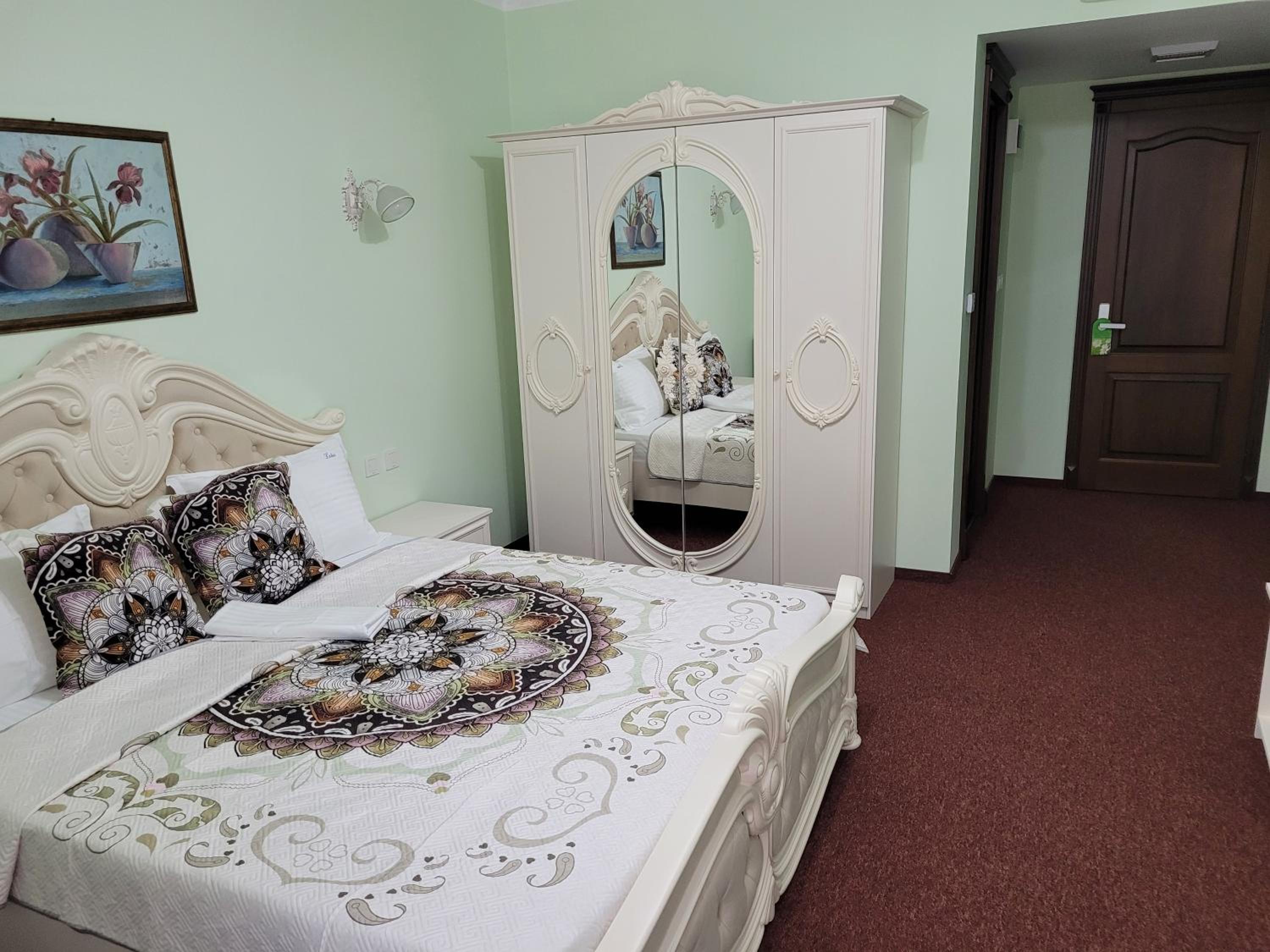Deluxe Double Room with Balcony - Photo 12
