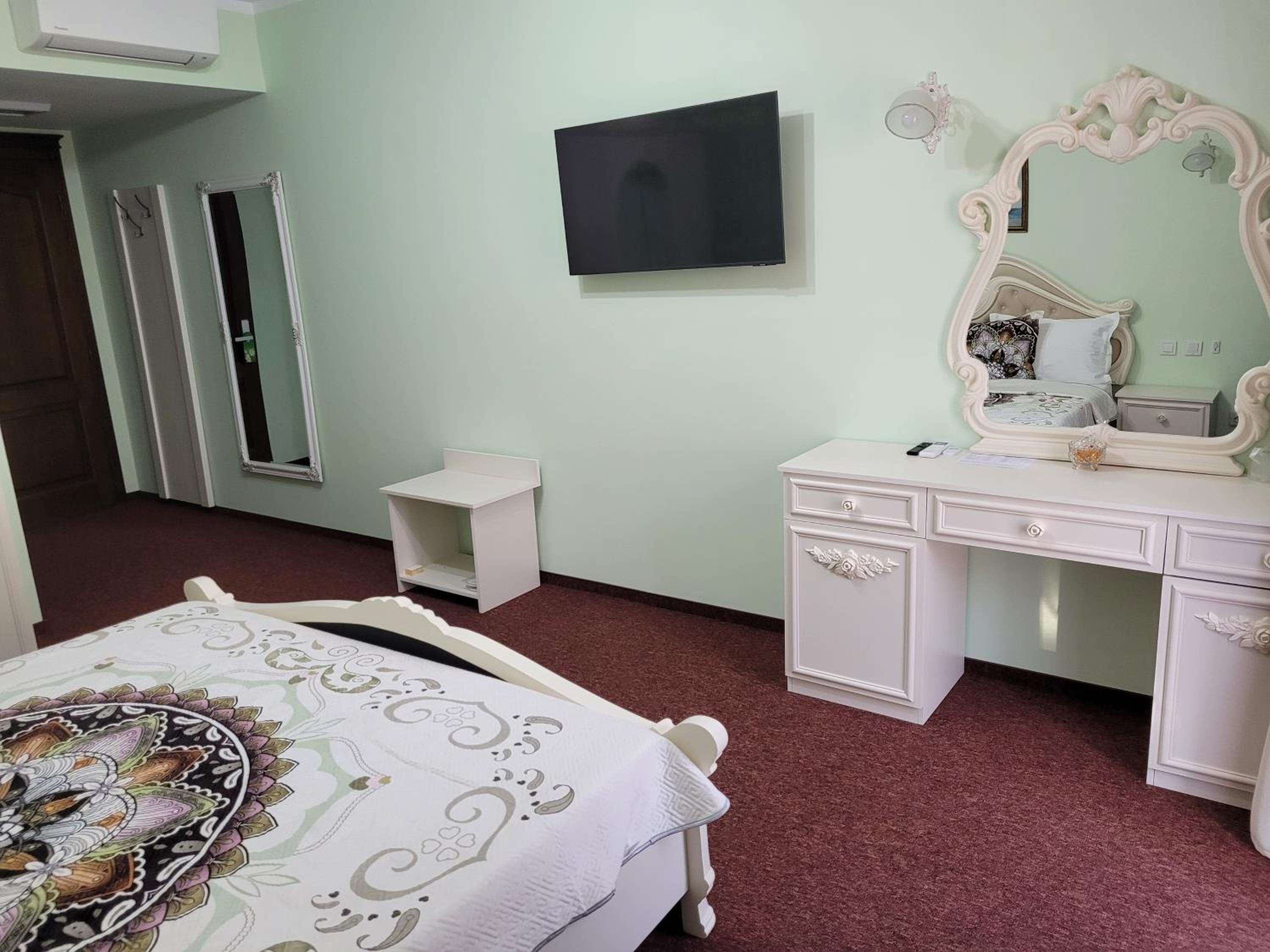 Deluxe Double Room with Balcony - Photo 10