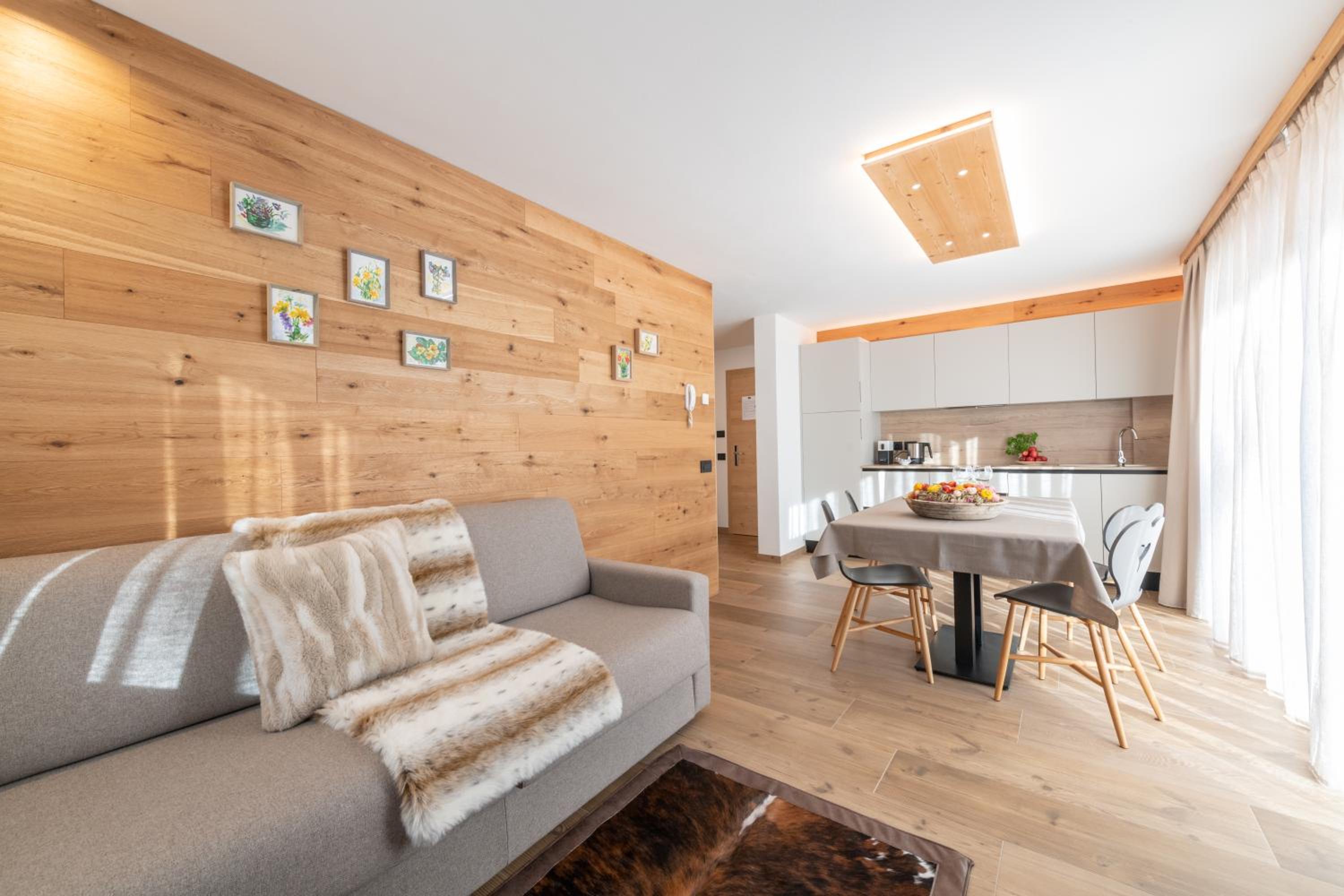 Apartment with Mountain View