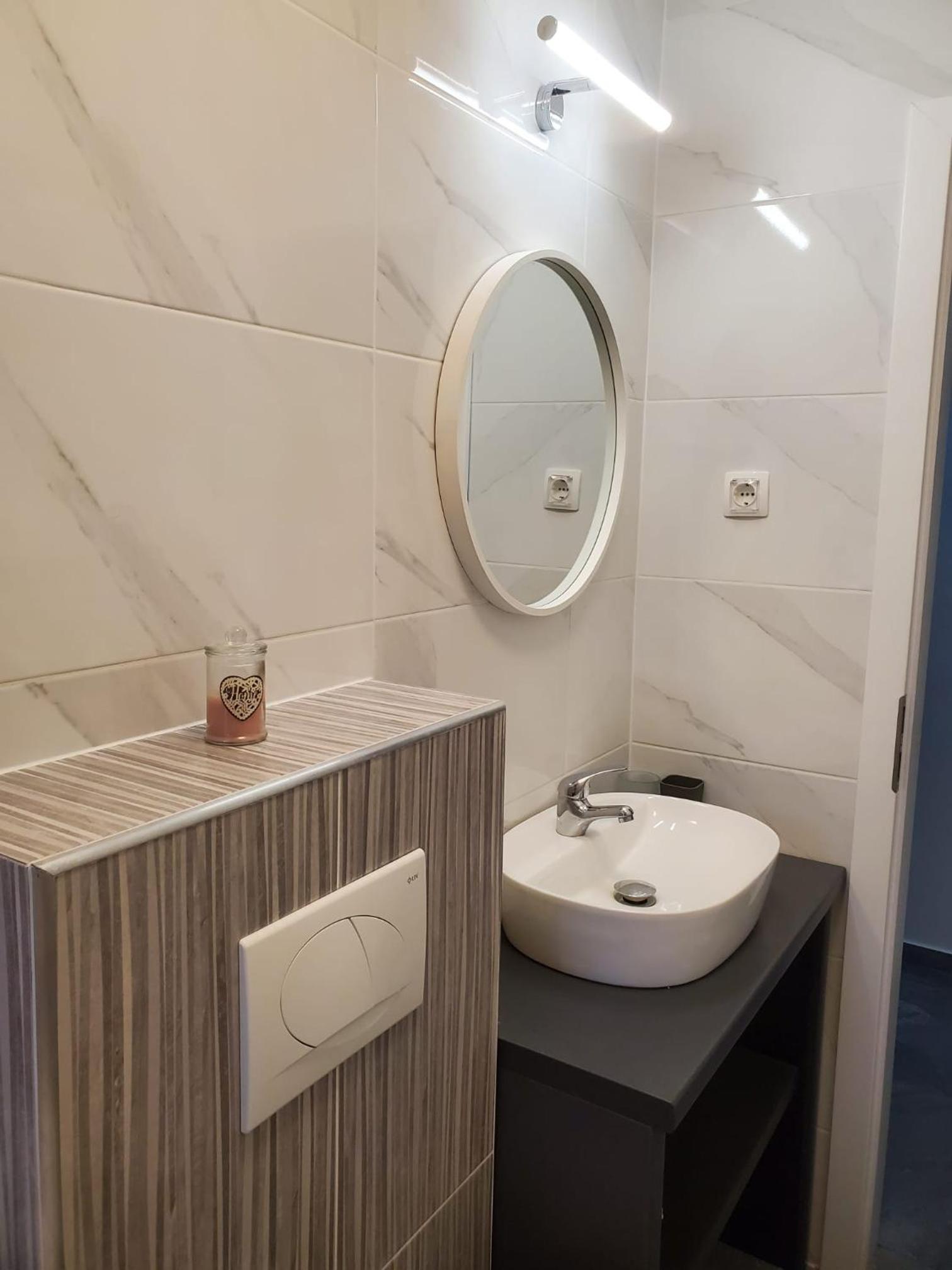 One-Bedroom Apartment - Photo 2