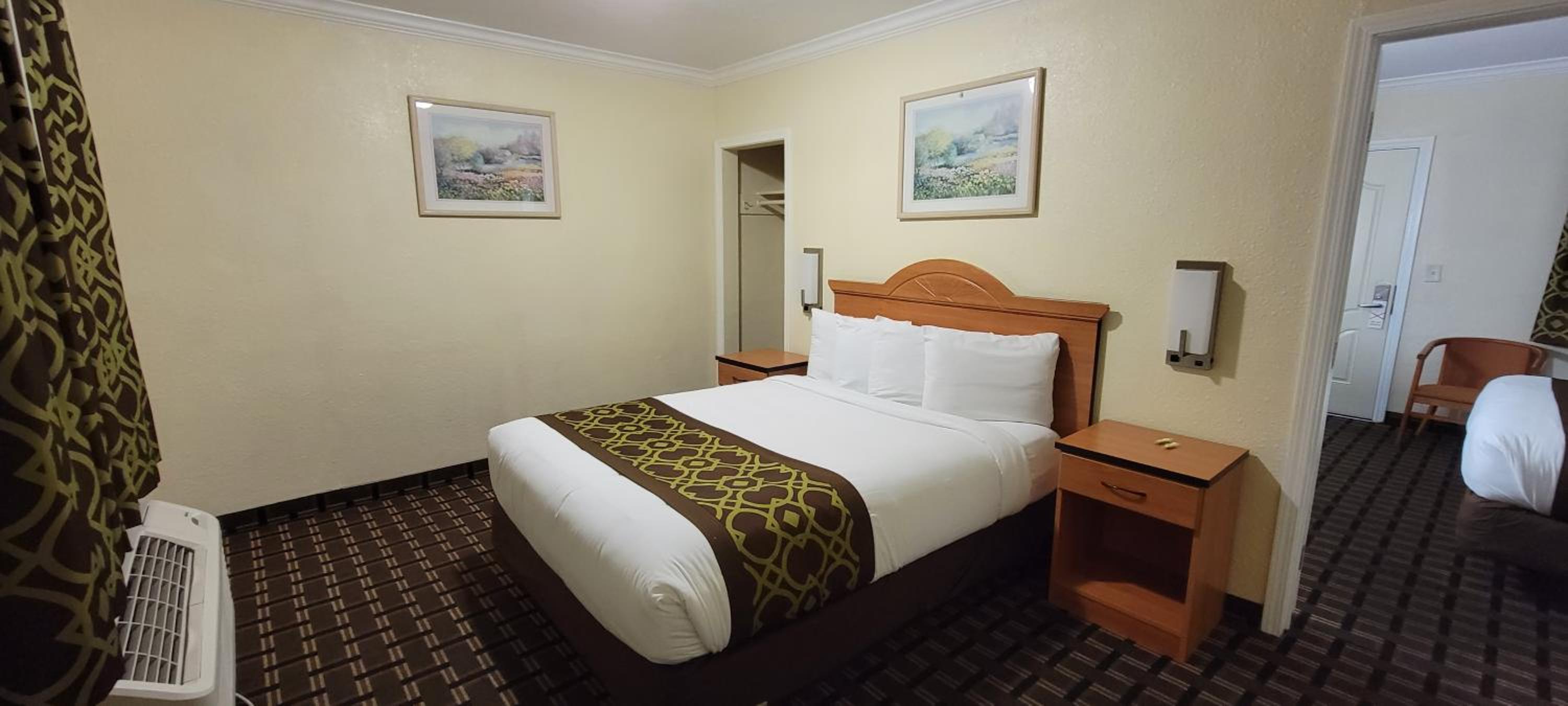 Deluxe King and Queen Suite with Kitchenette - Non Smoking photo 1