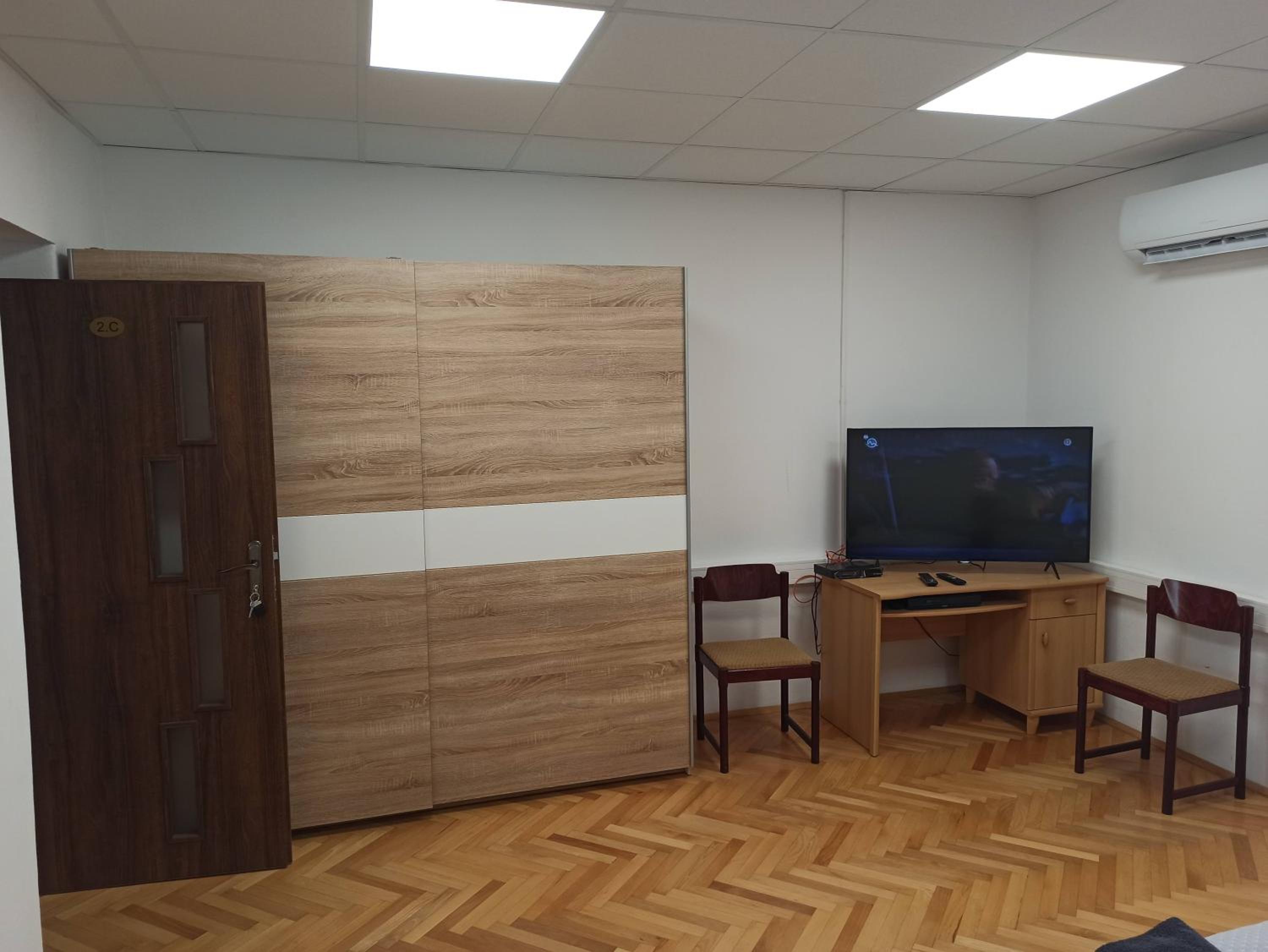 Large Double Room - Photo 19