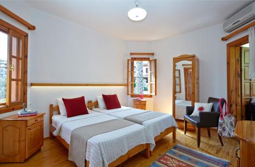 Family Room with Mountain View - Photo 1