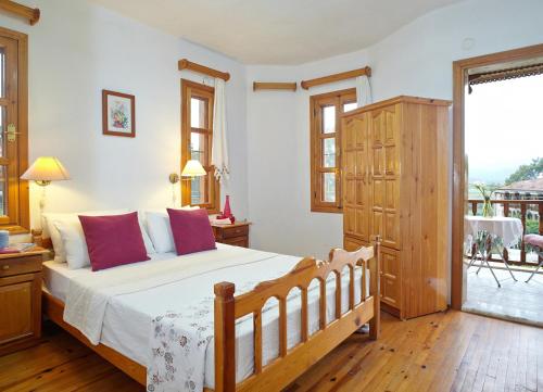 Three-Bedroom Villa - Photo 4