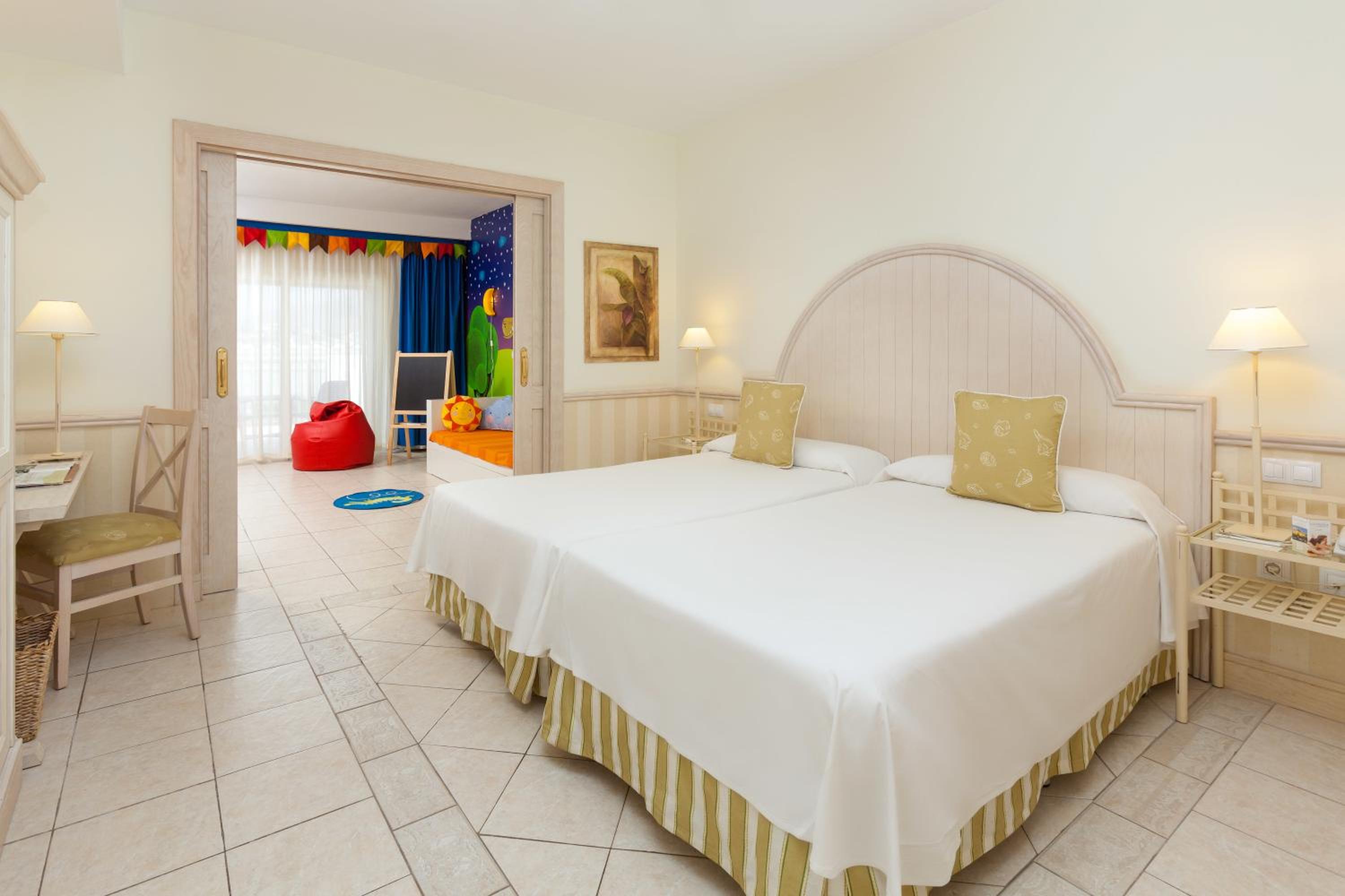 Habitación Infantil de Merlin (2 adultos + 2 niños) Habitación Infantil de Merlin (2 adultos + 2 niños)