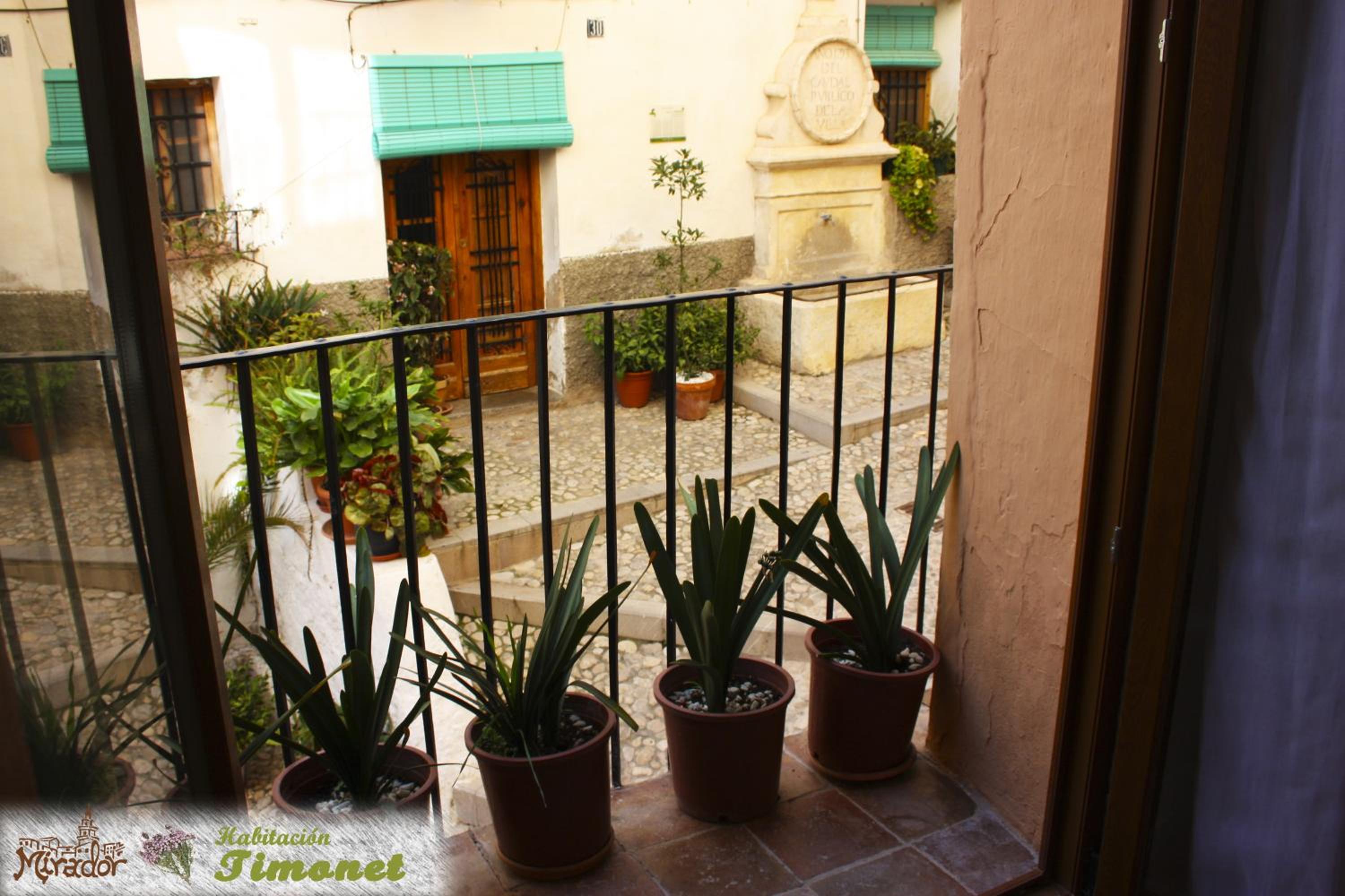 Double Room with Balcony - Photo 4