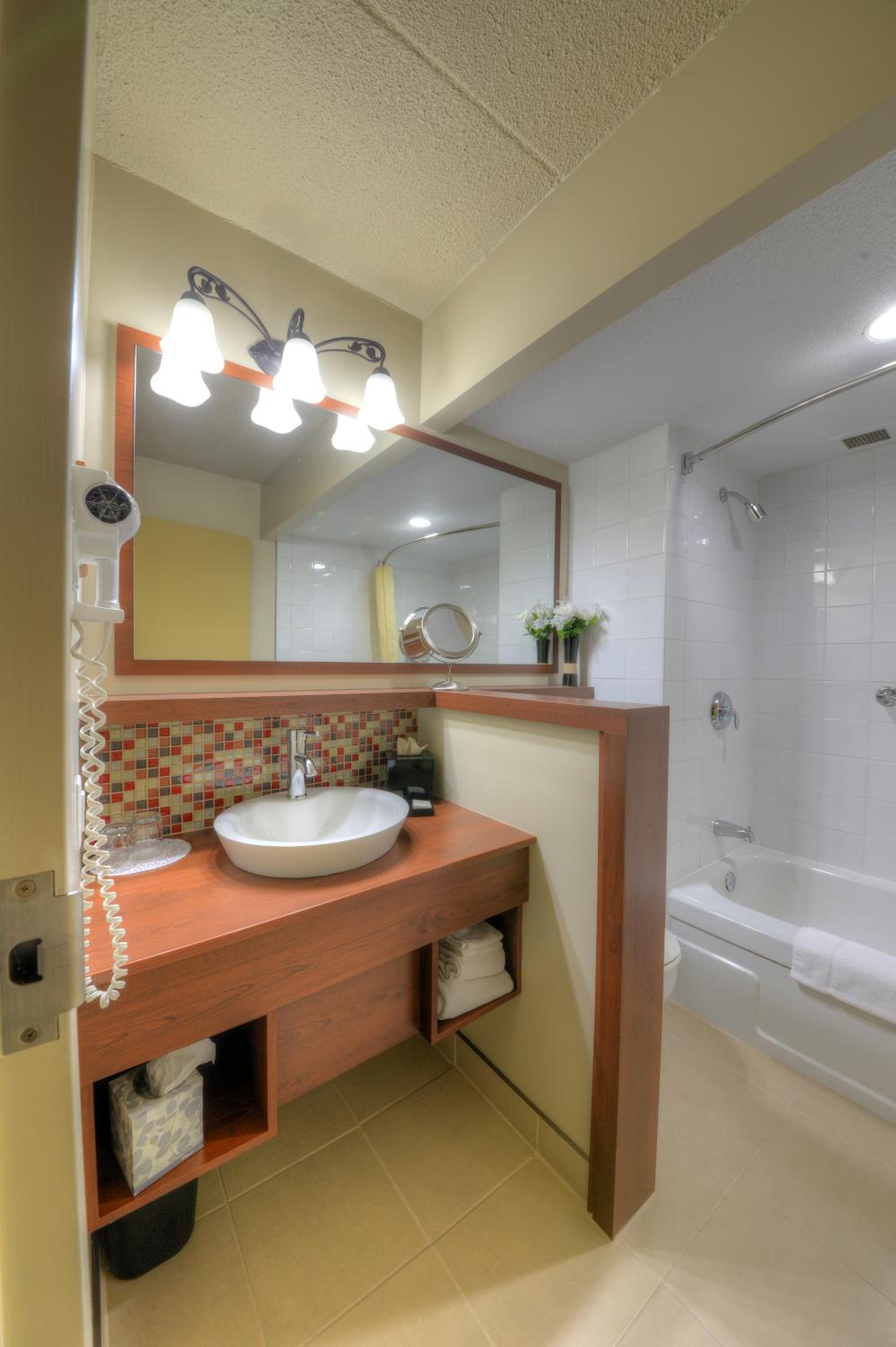 Classic Queen Room with Two Queen Beds - Photo 3