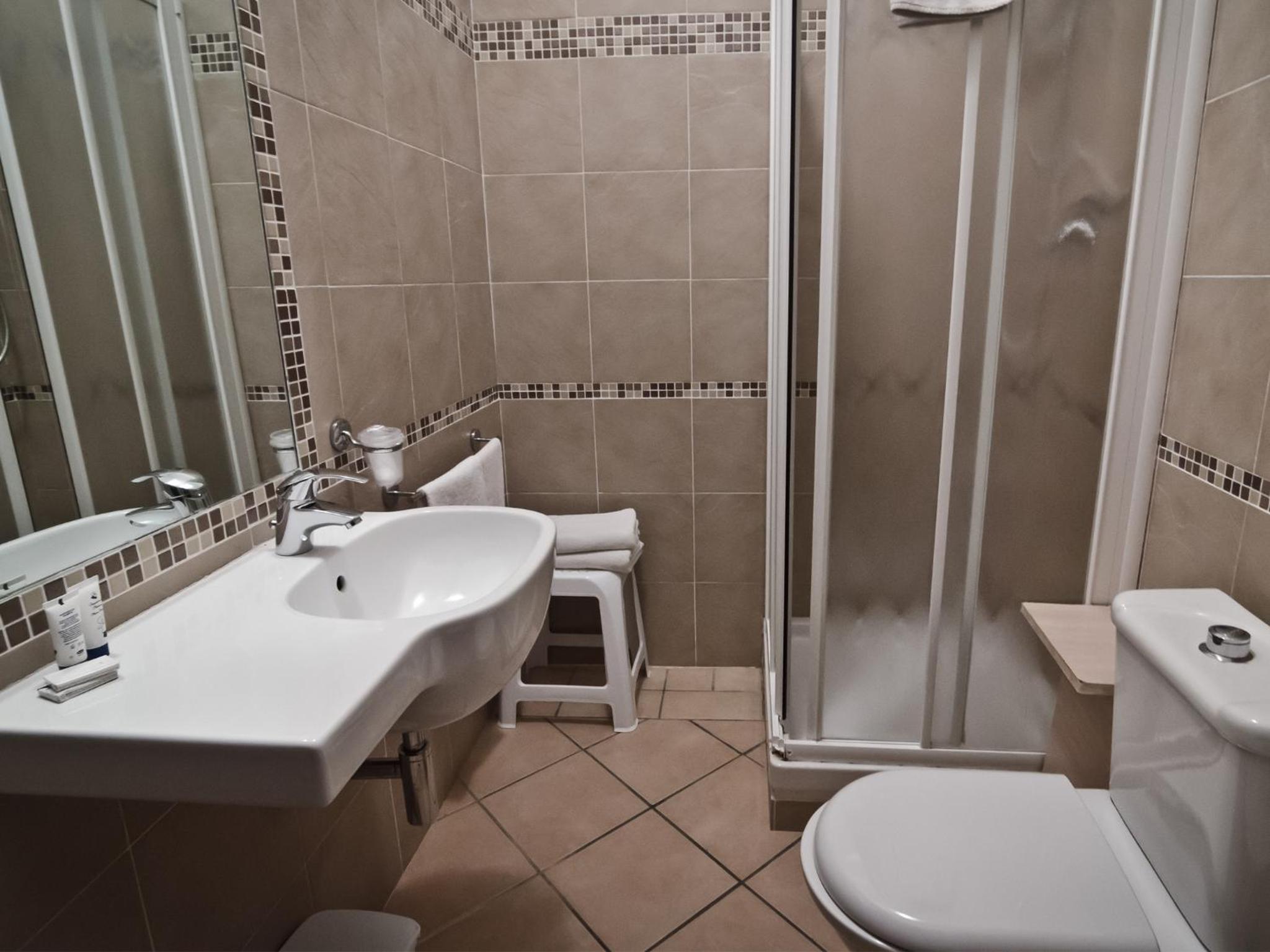 Double or Twin Room - Photo 5