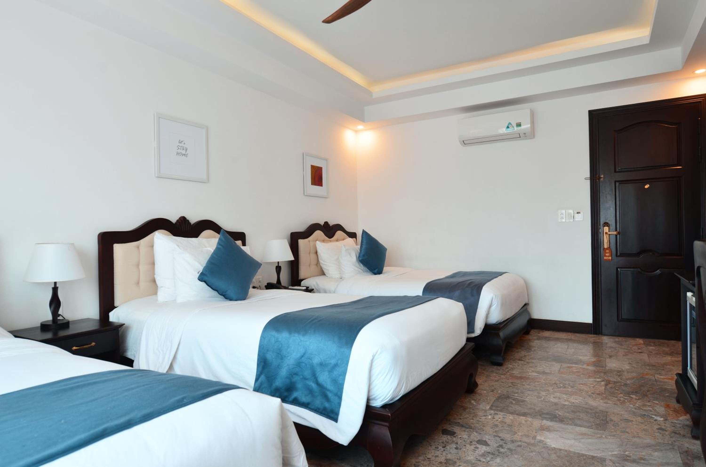 Deluxe Triple Room with City View photo 2