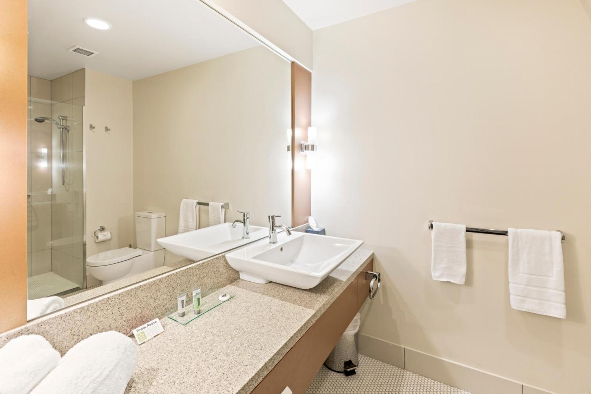 Executive Twin Suite thumbnail 5