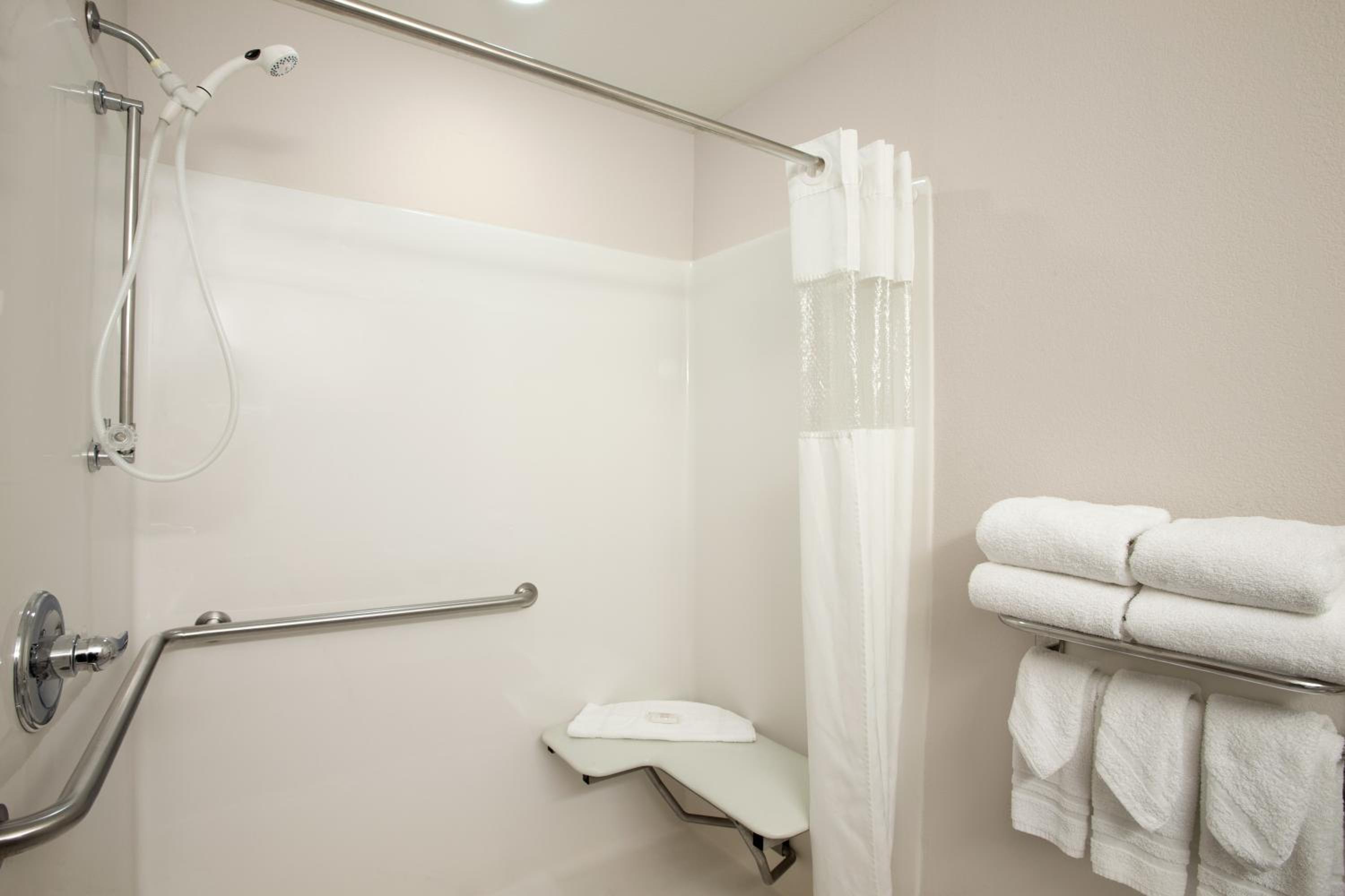 Queen Room with Two Queen Beds - Mobility Access/Non-Smoking - Photo 2