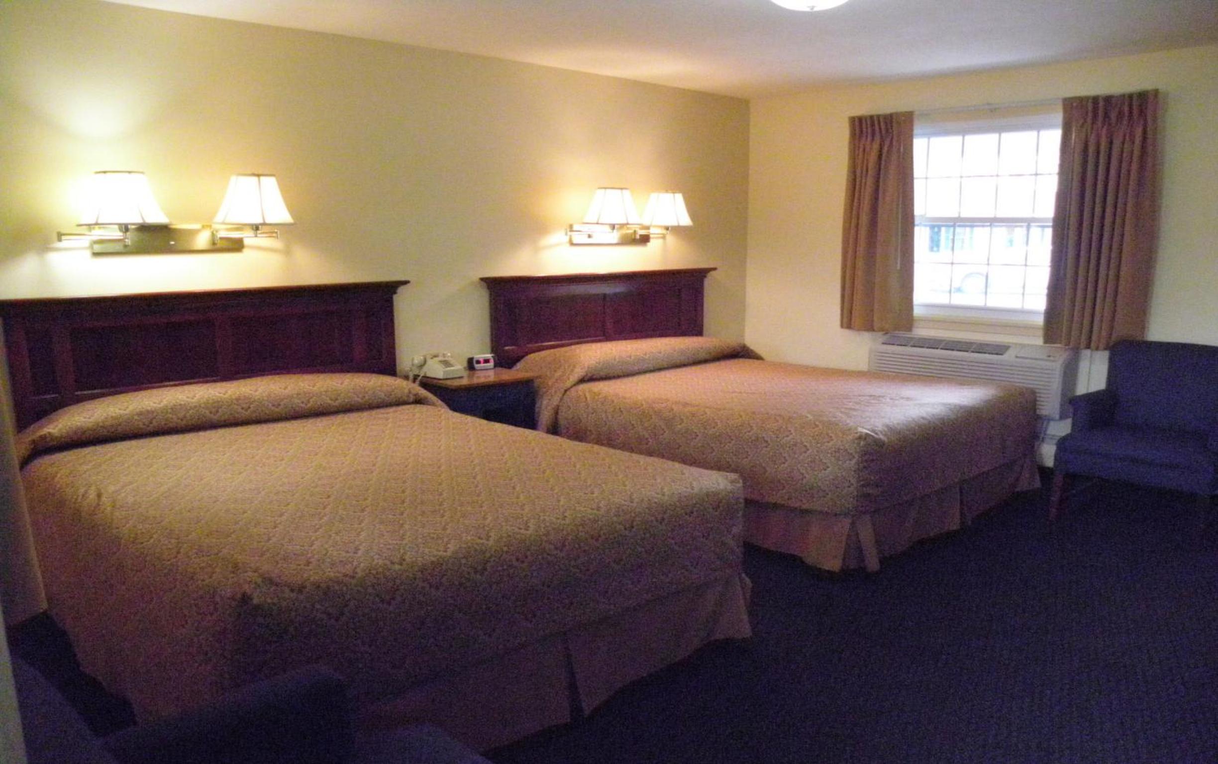 Queen Room with Two Queen Beds with Balcony photo 2