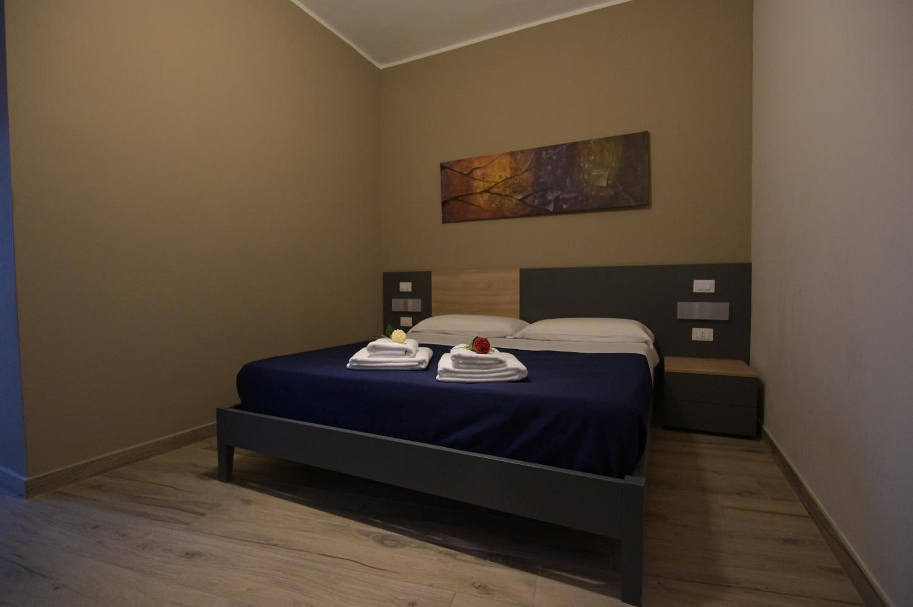 King Room with Balcony - Photo 33