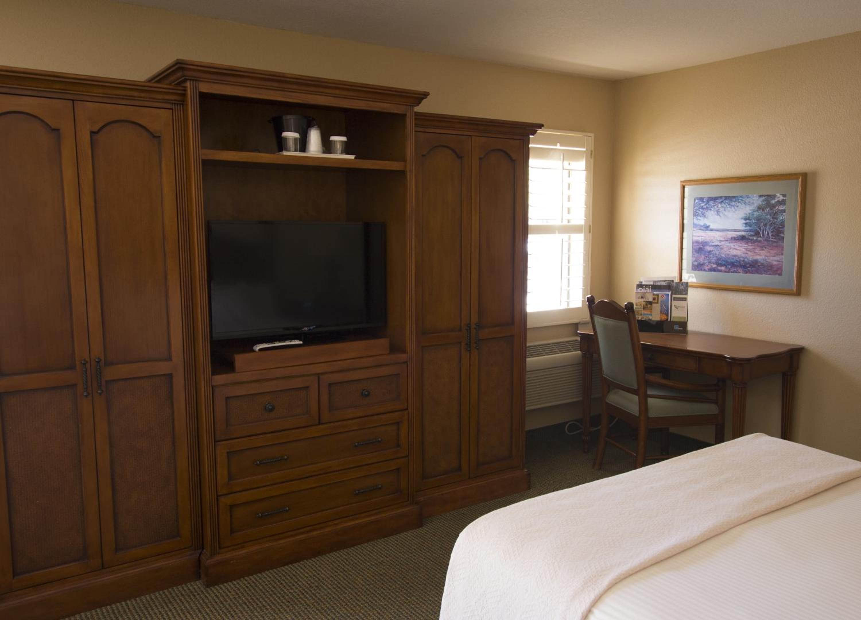 Standard Room with One Queen Bed and Patio - Photo 14