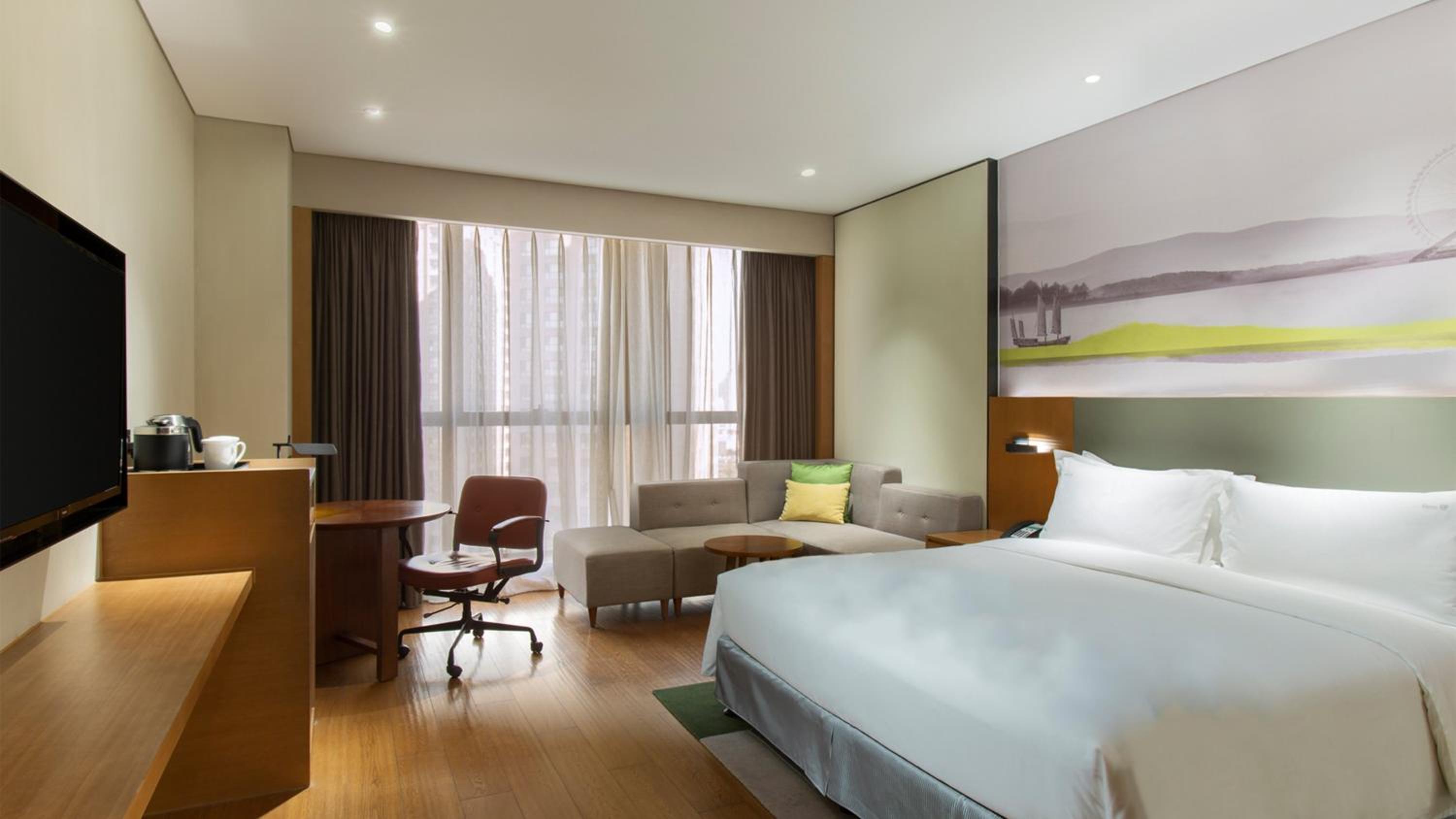 Premium King Room with City View photo 3