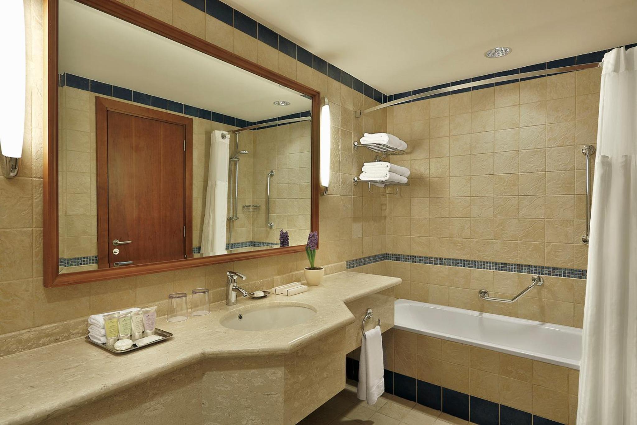 Standard King Room with Pool View photo 2