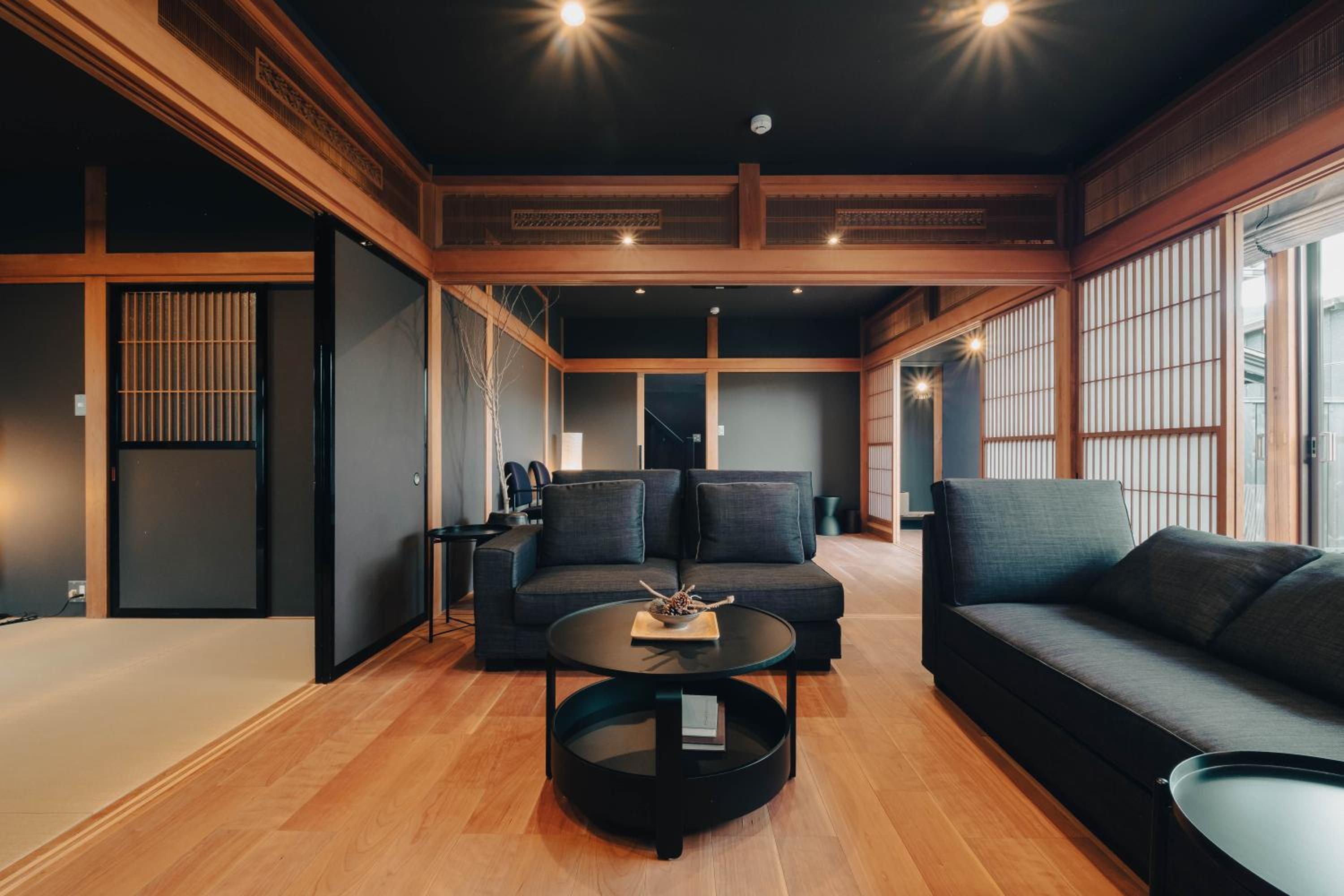 Villa - Photo 1