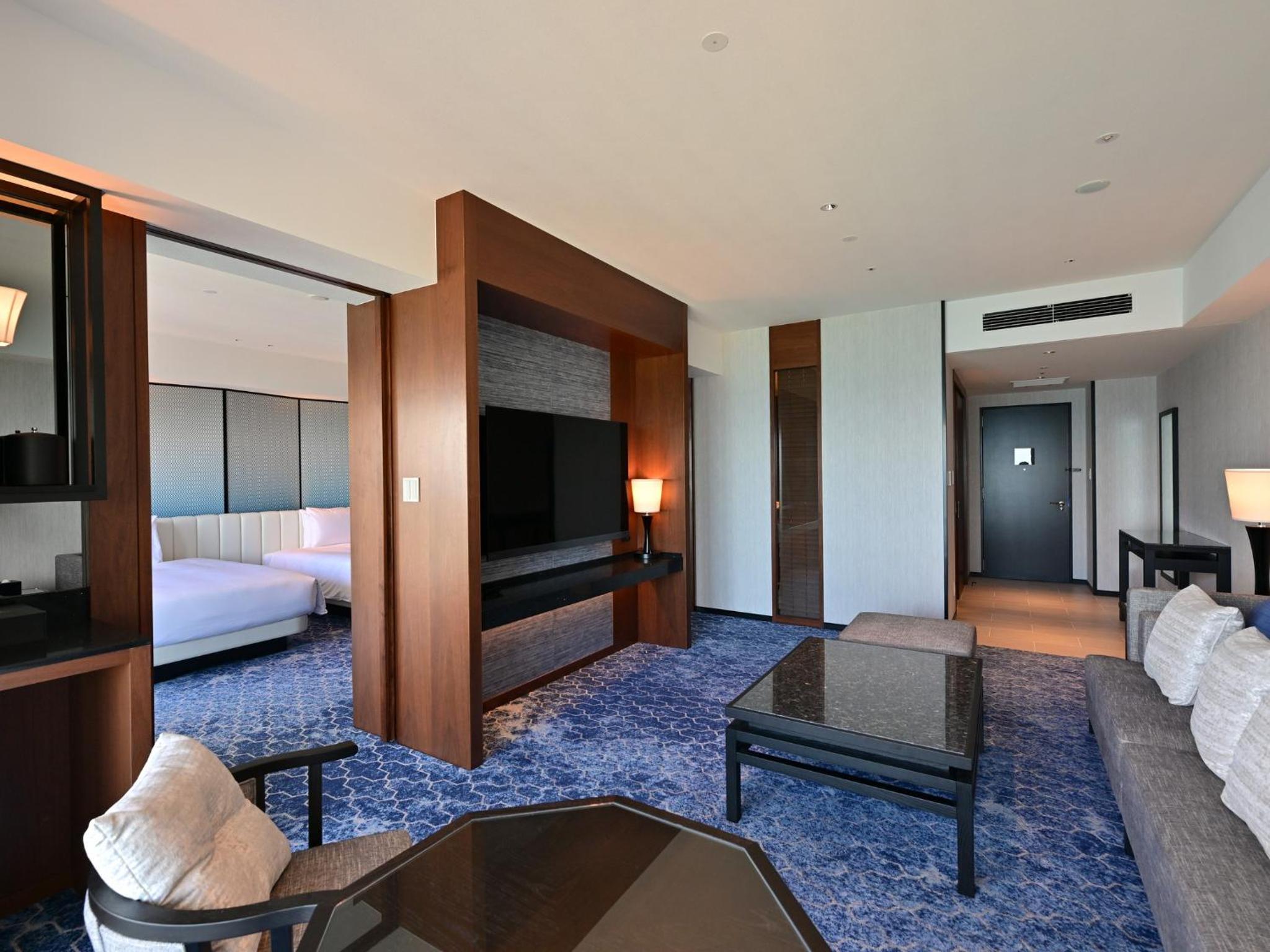 Deluxe Corner Suite Twin - Photo 10
