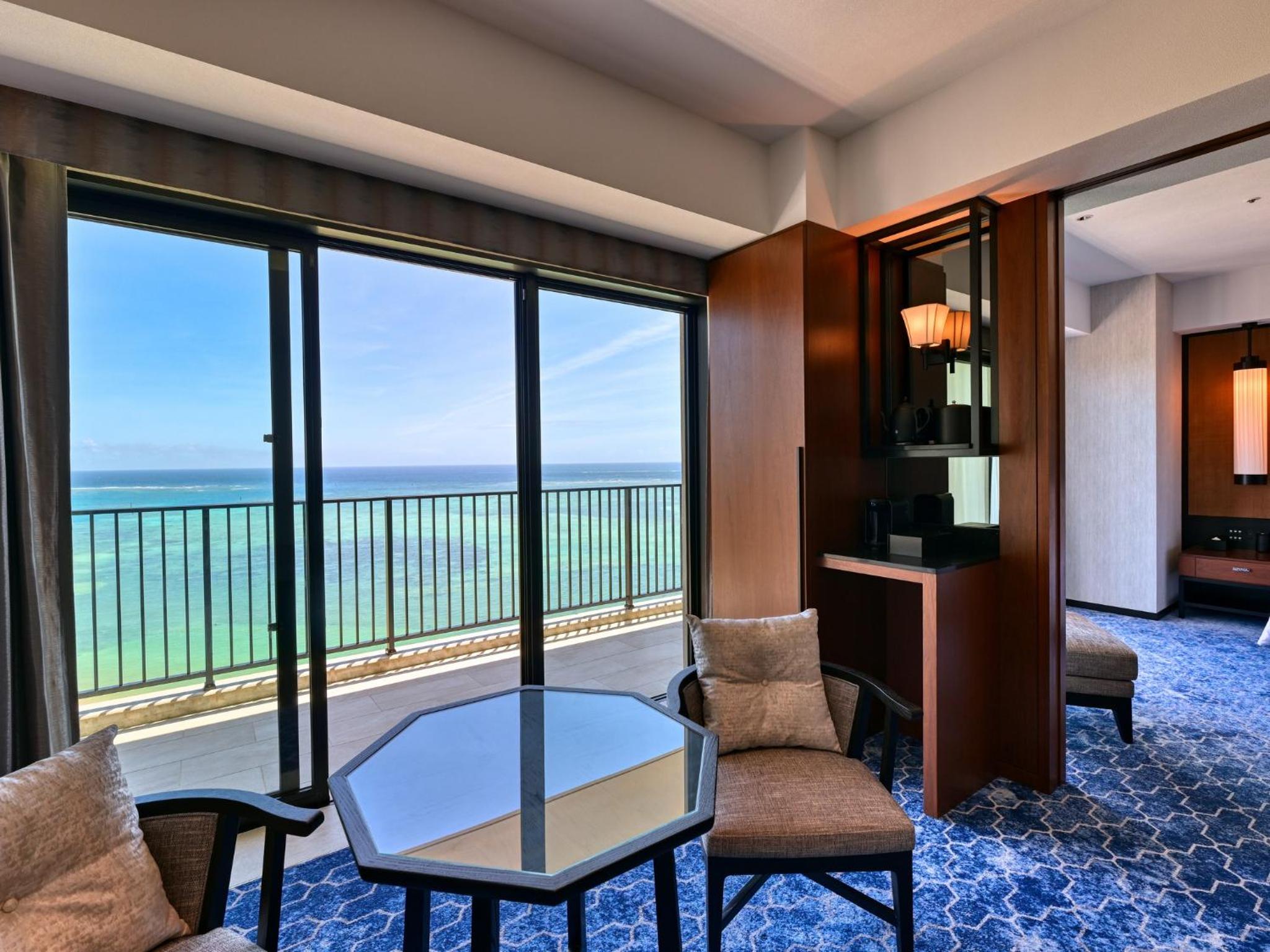 Deluxe Corner Suite Twin - Photo 8